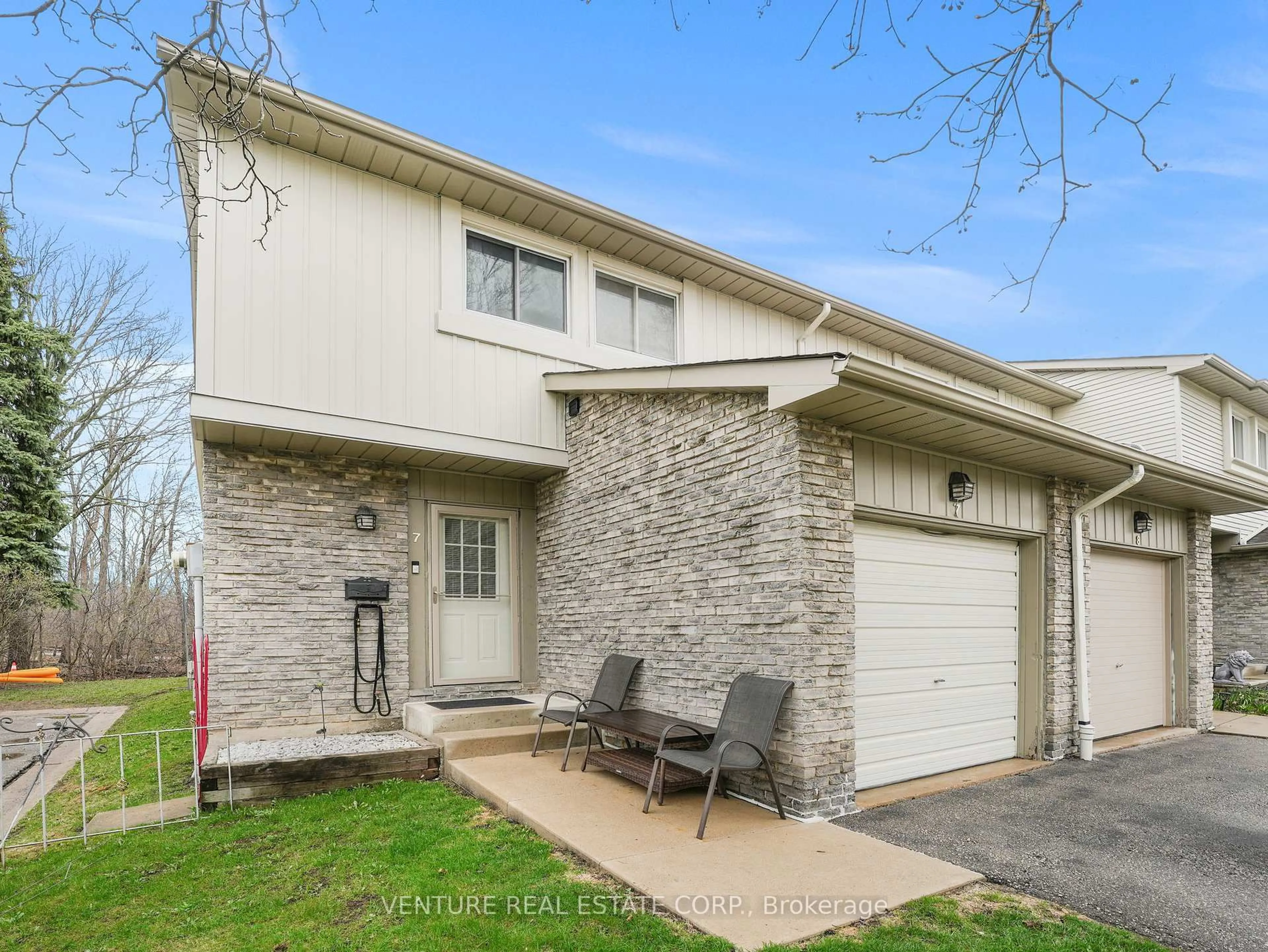 A pic from outside/outdoor area/front of a property/back of a property/a pic from drone, street for 6779 Glen Erin Dr #7, Mississauga Ontario L5N 2C1