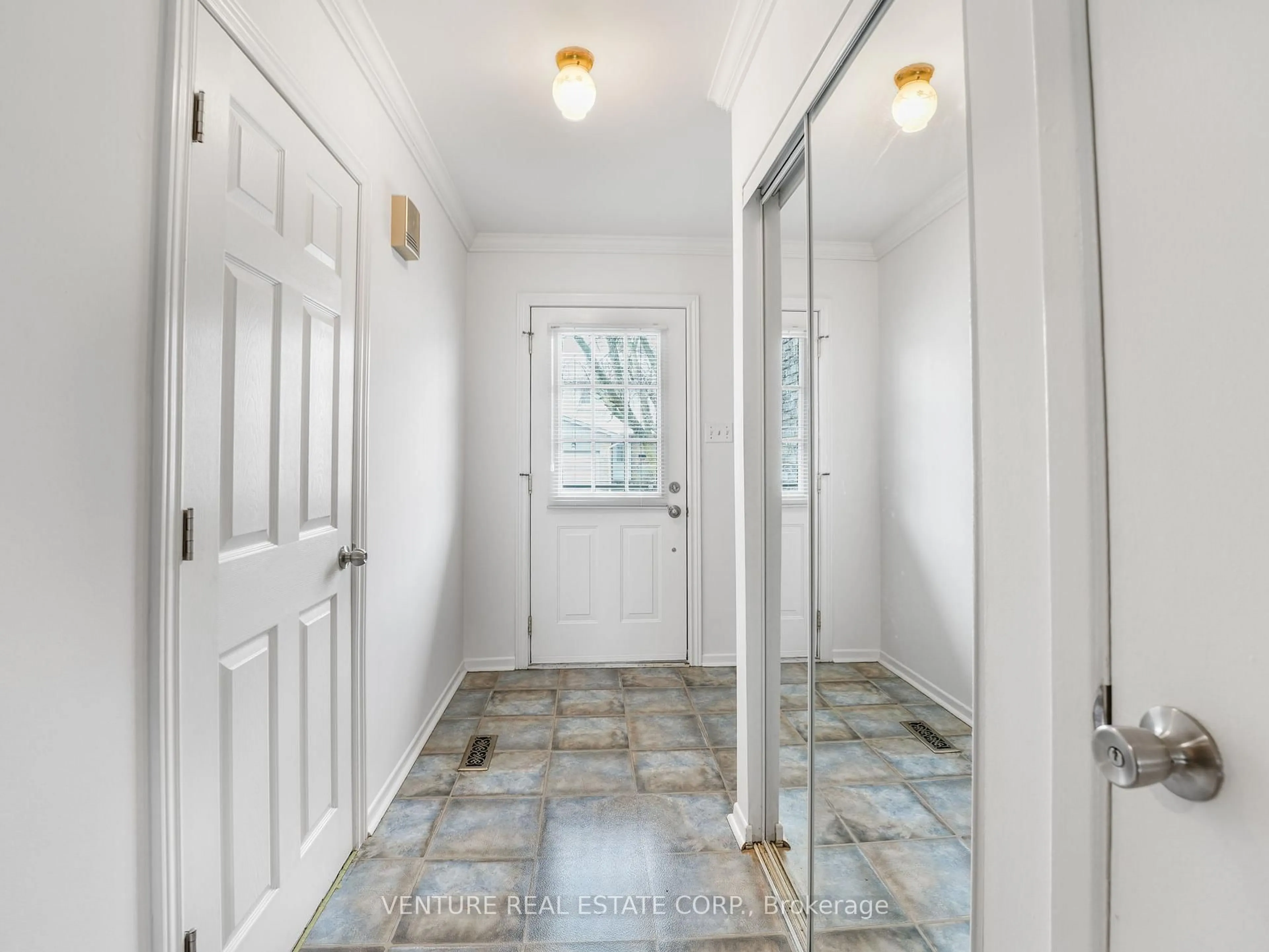 Indoor entryway for 6779 Glen Erin Dr #7, Mississauga Ontario L5N 2C1