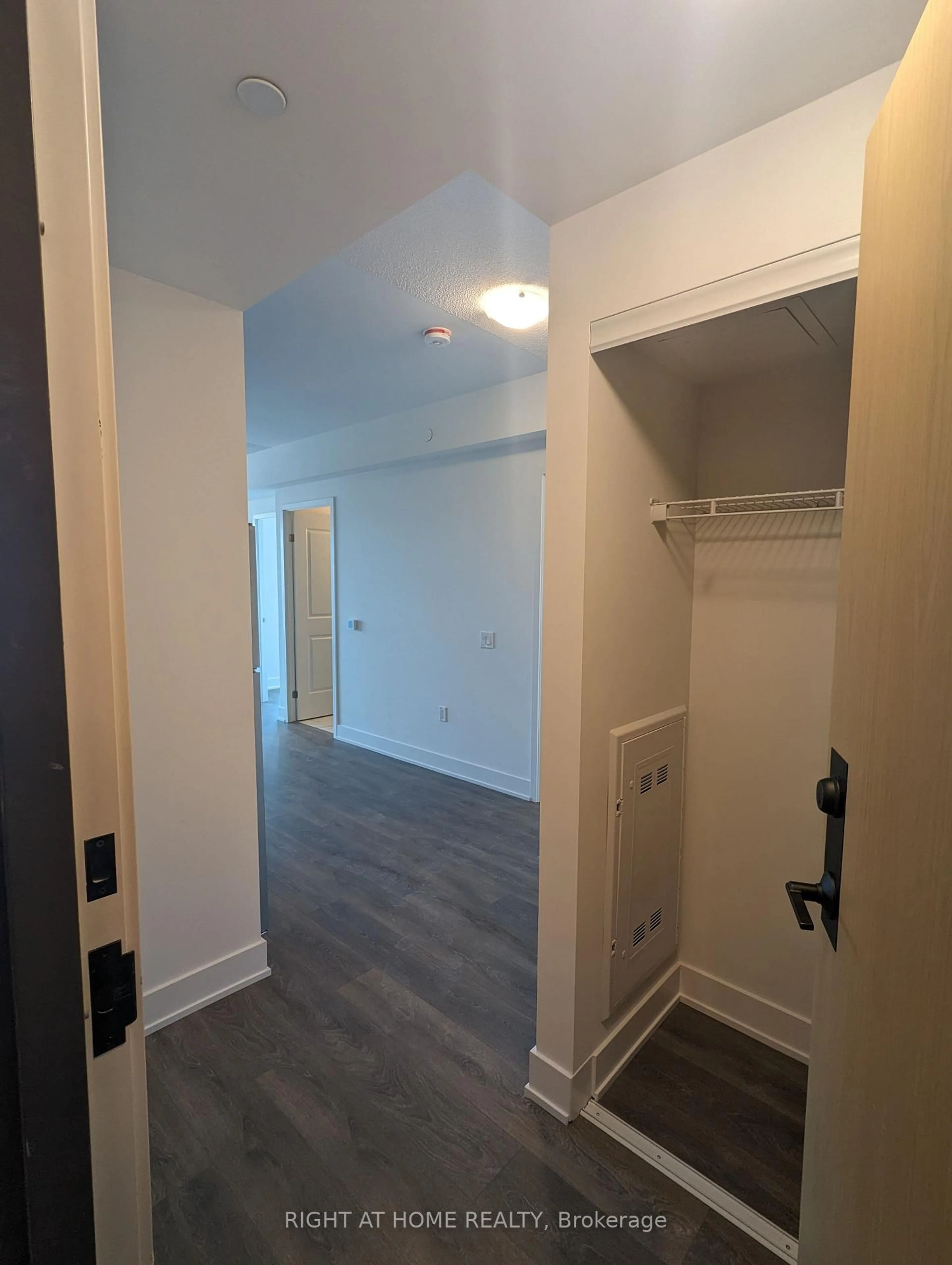 A pic of a room for 202 Burnhamthorpe Rd #1607, Mississauga Ontario L5A 0B2