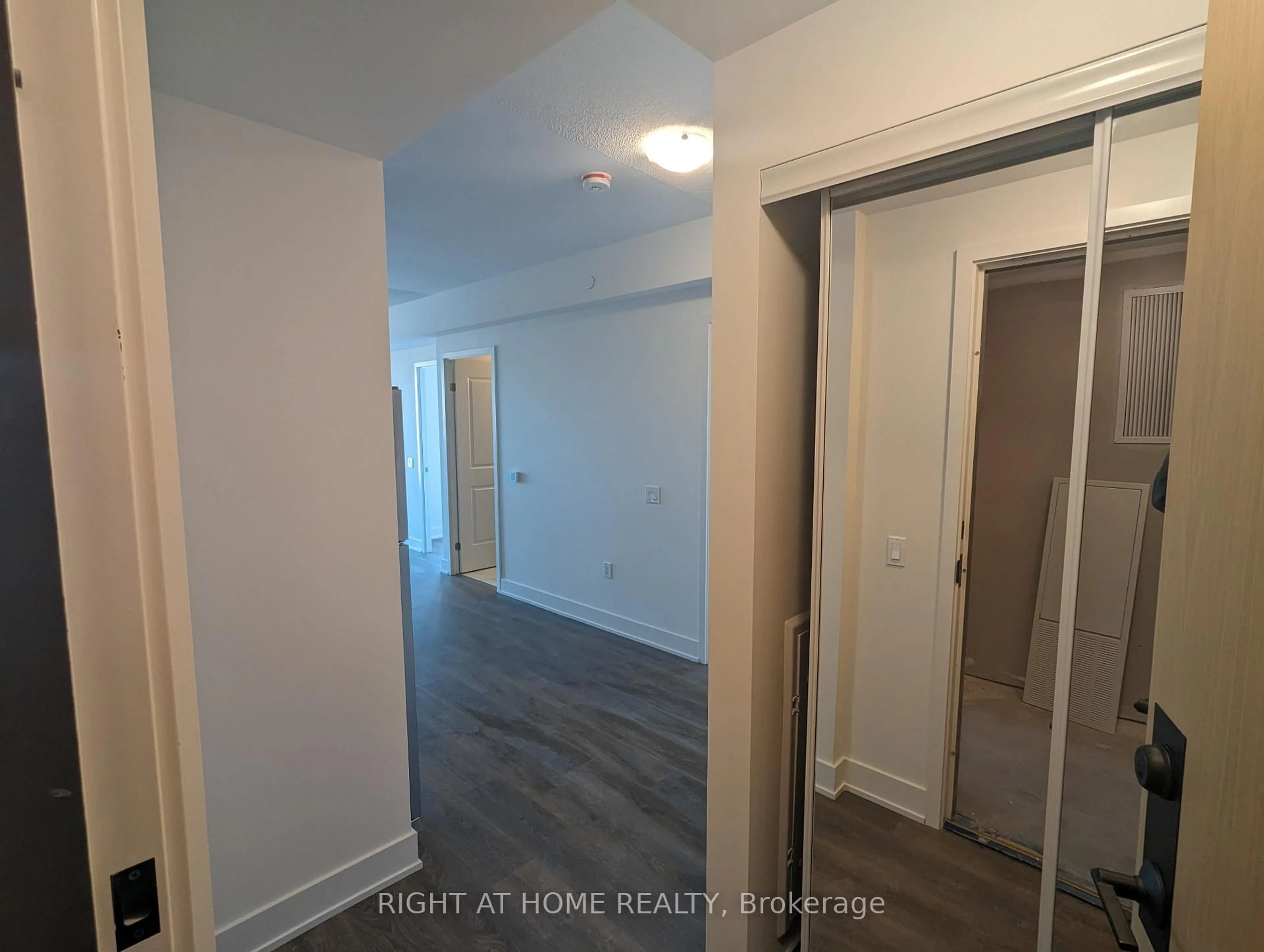 A pic of a room for 202 Burnhamthorpe Rd #1607, Mississauga Ontario L5A 0B2