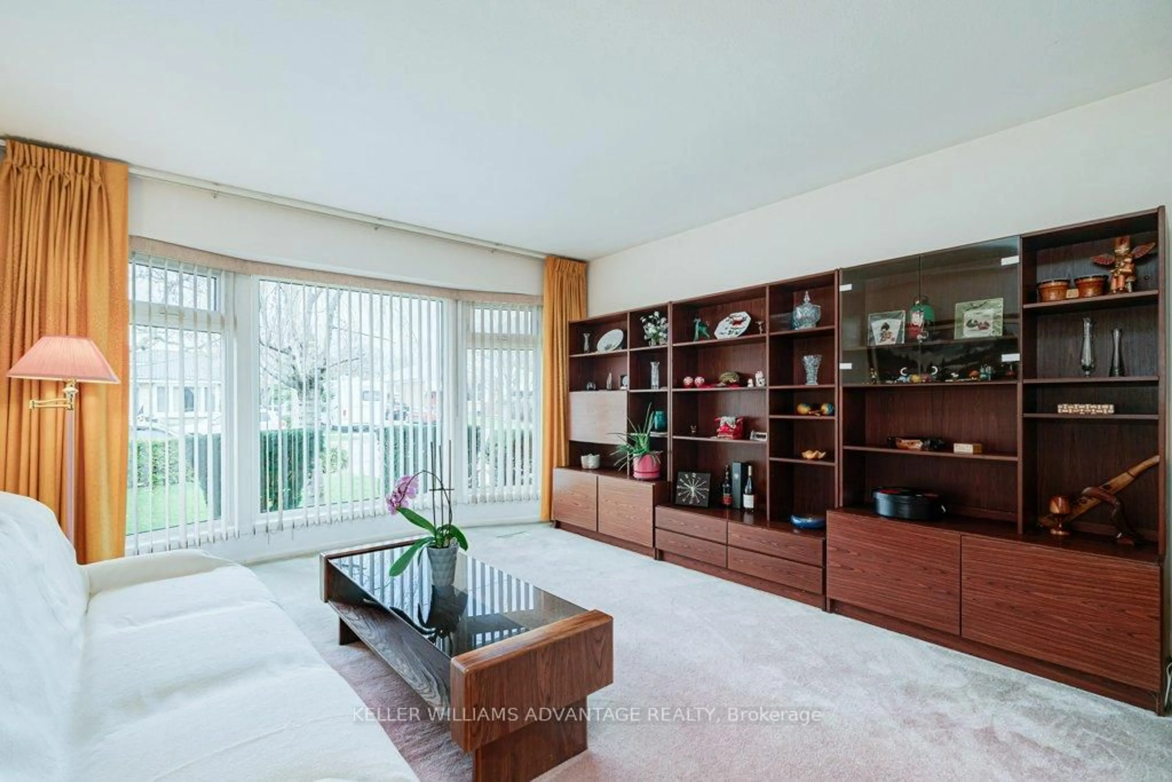 Living room with furniture, unknown for 1188 WESTERDAM Rd, Mississauga Ontario L4Y 2H4