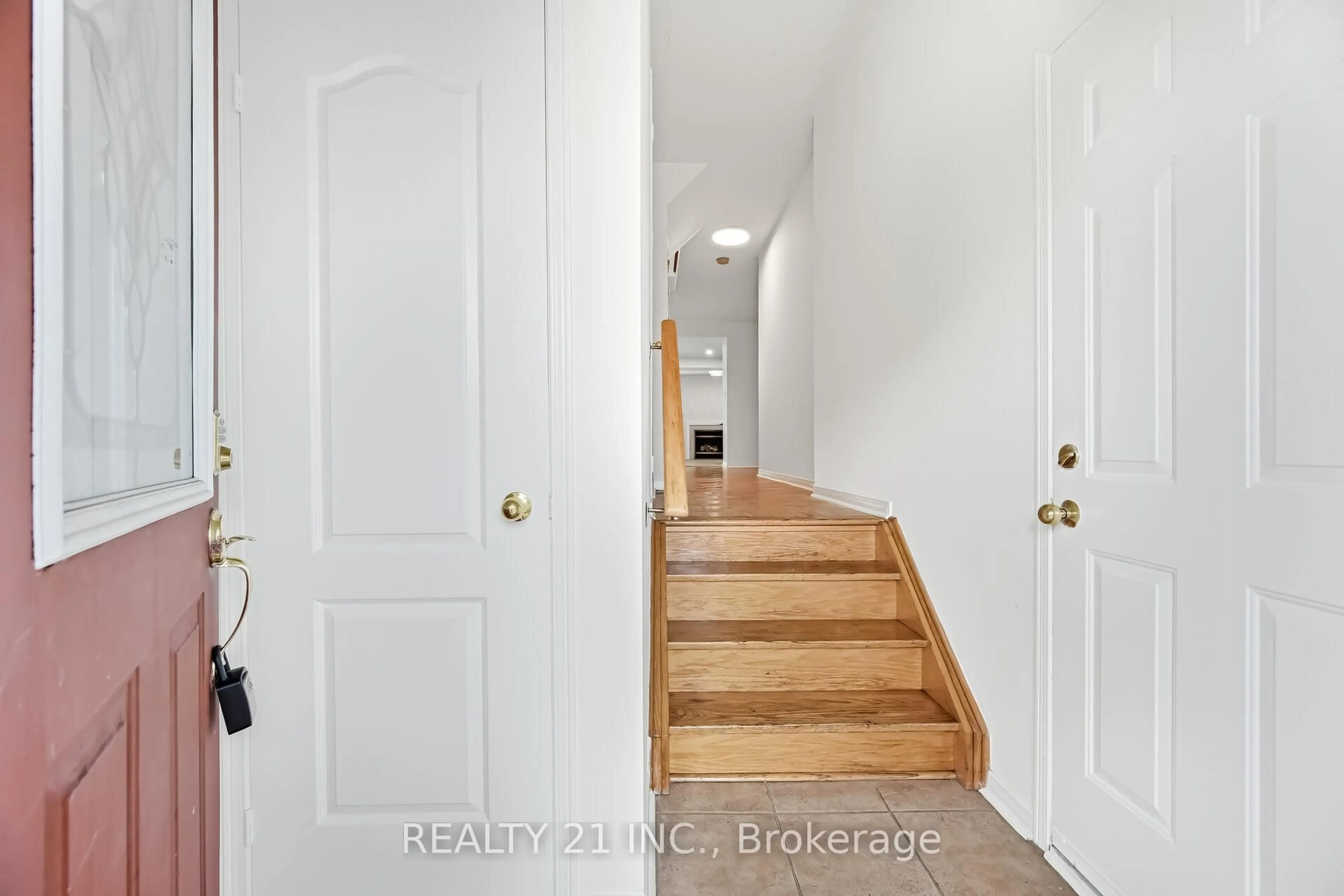 Indoor entryway for 76 Sweet Clover Cres, Brampton Ontario L6R 2Z9
