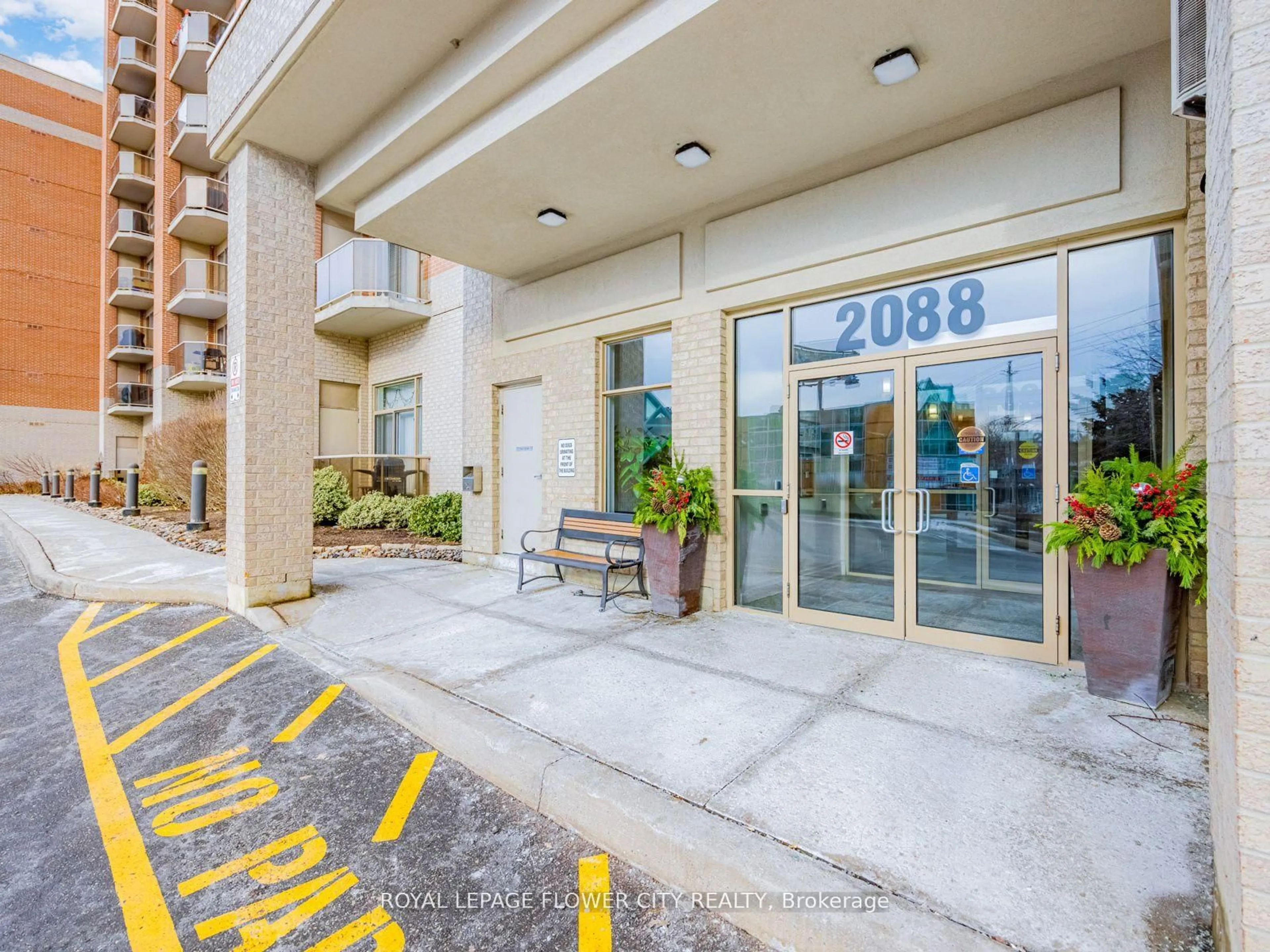 Indoor foyer for 2088 Lawrence Ave #404, Toronto Ontario M9N 1J1