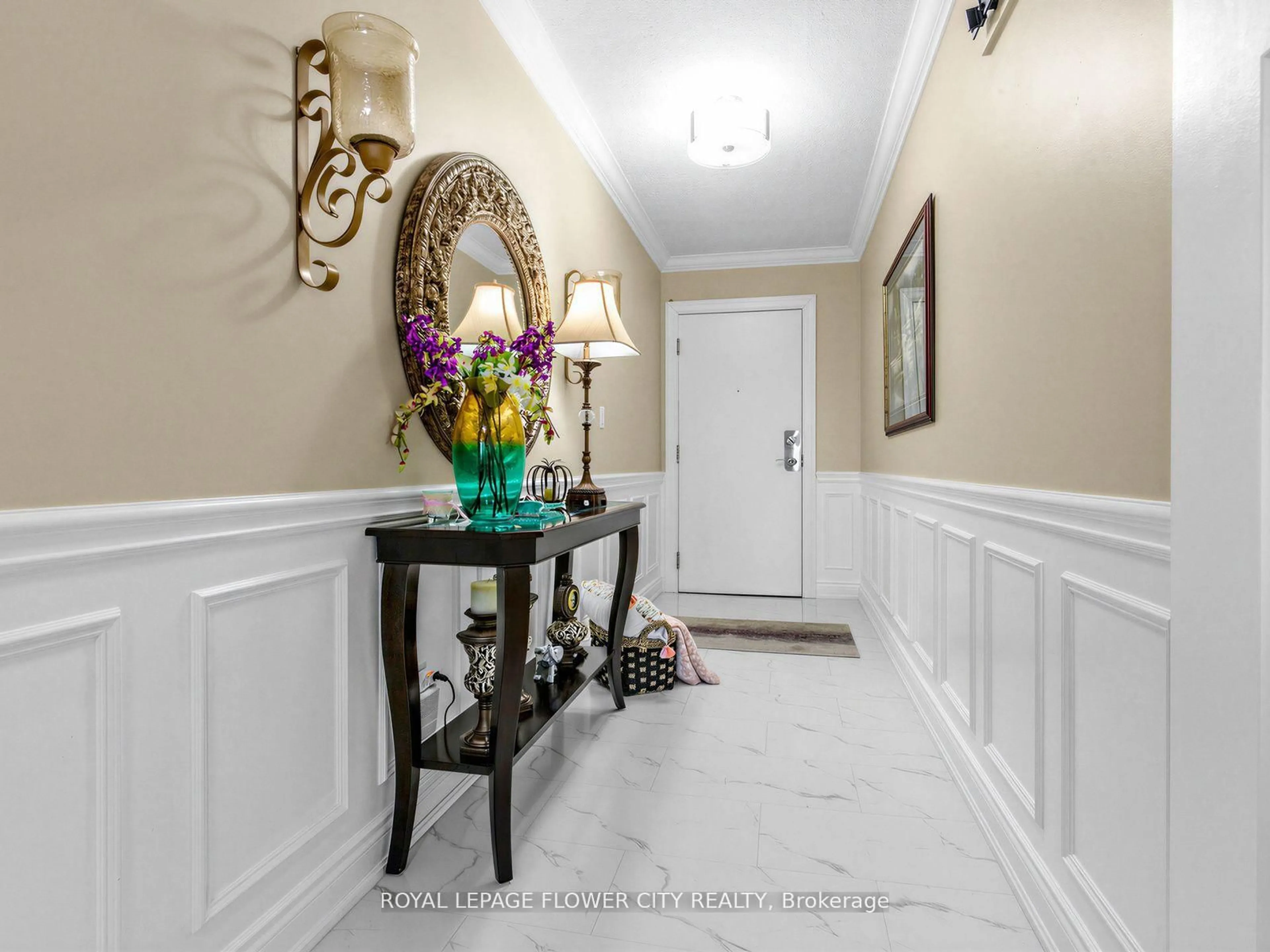 Indoor entryway for 2088 Lawrence Ave #404, Toronto Ontario M9N 1J1