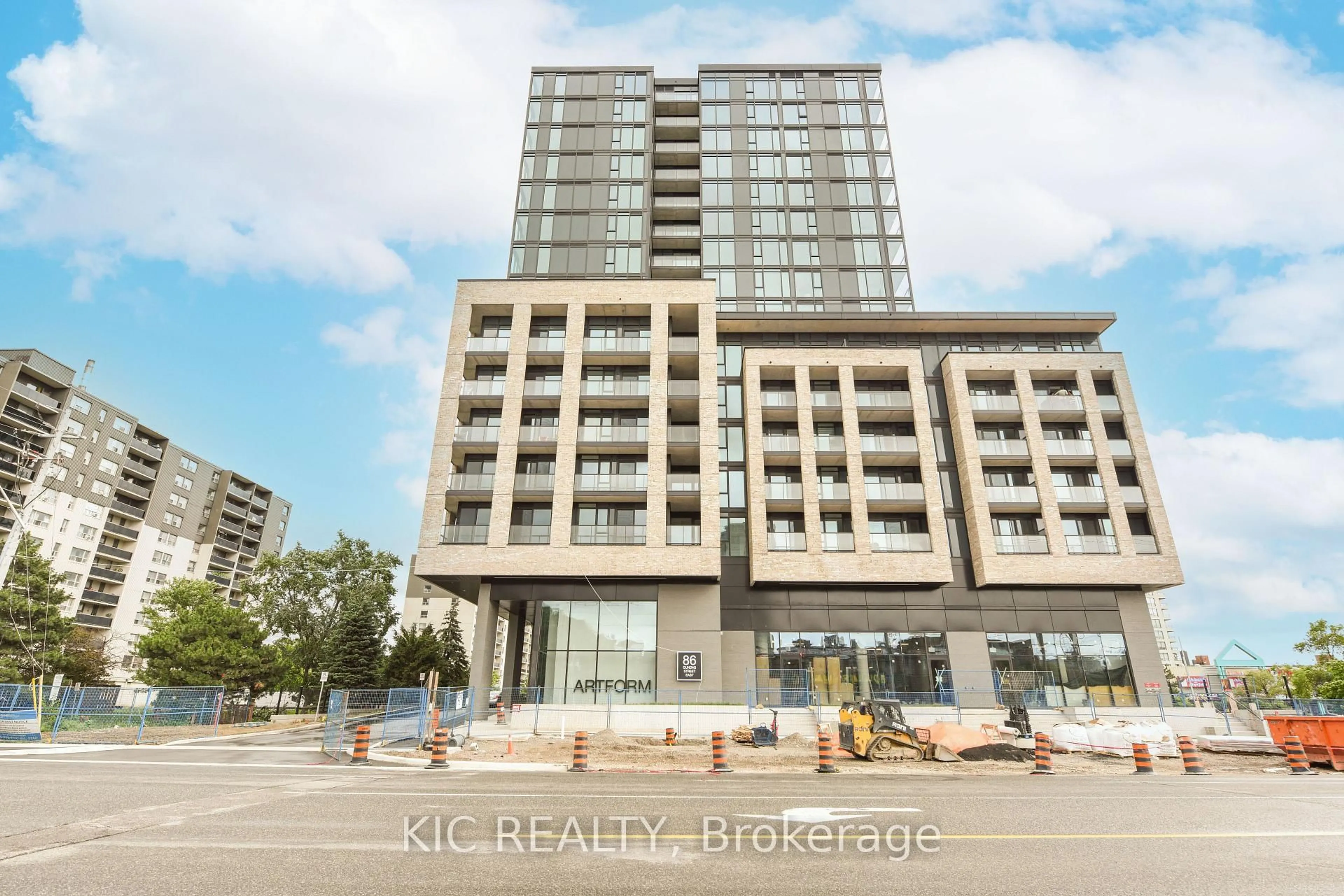 Blurry image for 86 Dundas St. St #323, Mississauga Ontario L5A 0B1