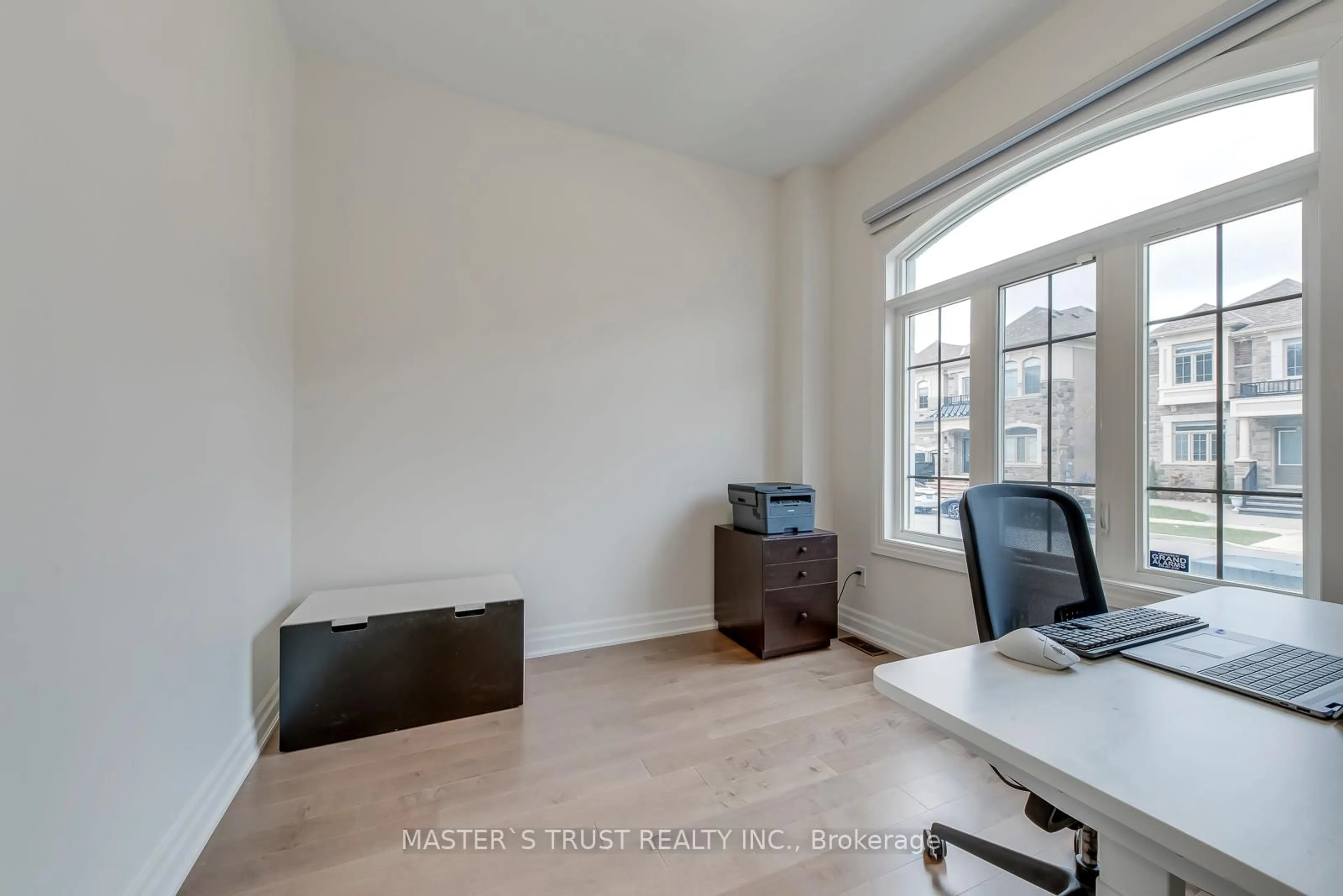 A pic of a room for 62 Merlin St, Oakville Ontario L6H 0Z4