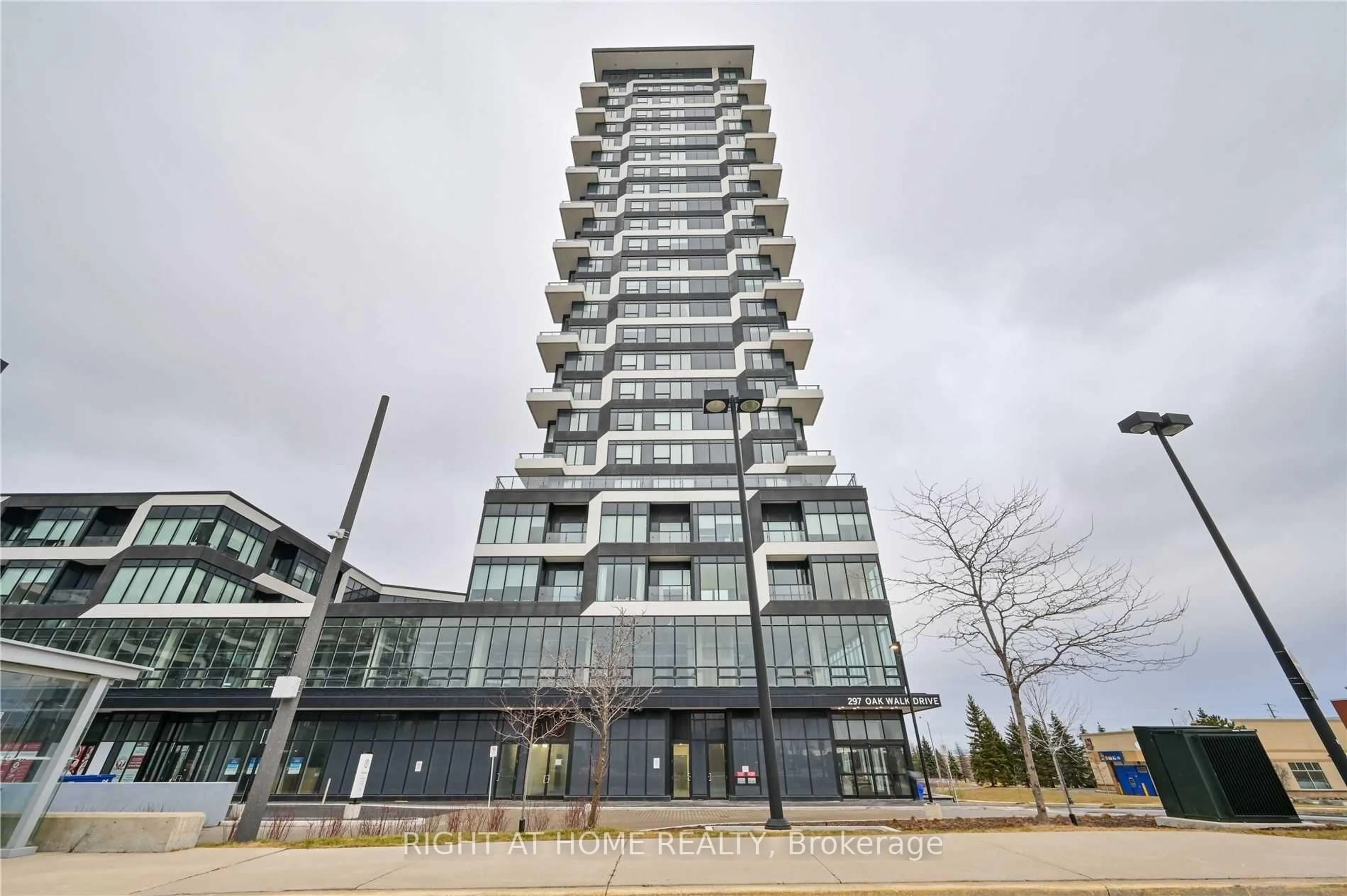 Indoor foyer for 297 Oak Walk Dr #307, Oakville Ontario L6H 3R6