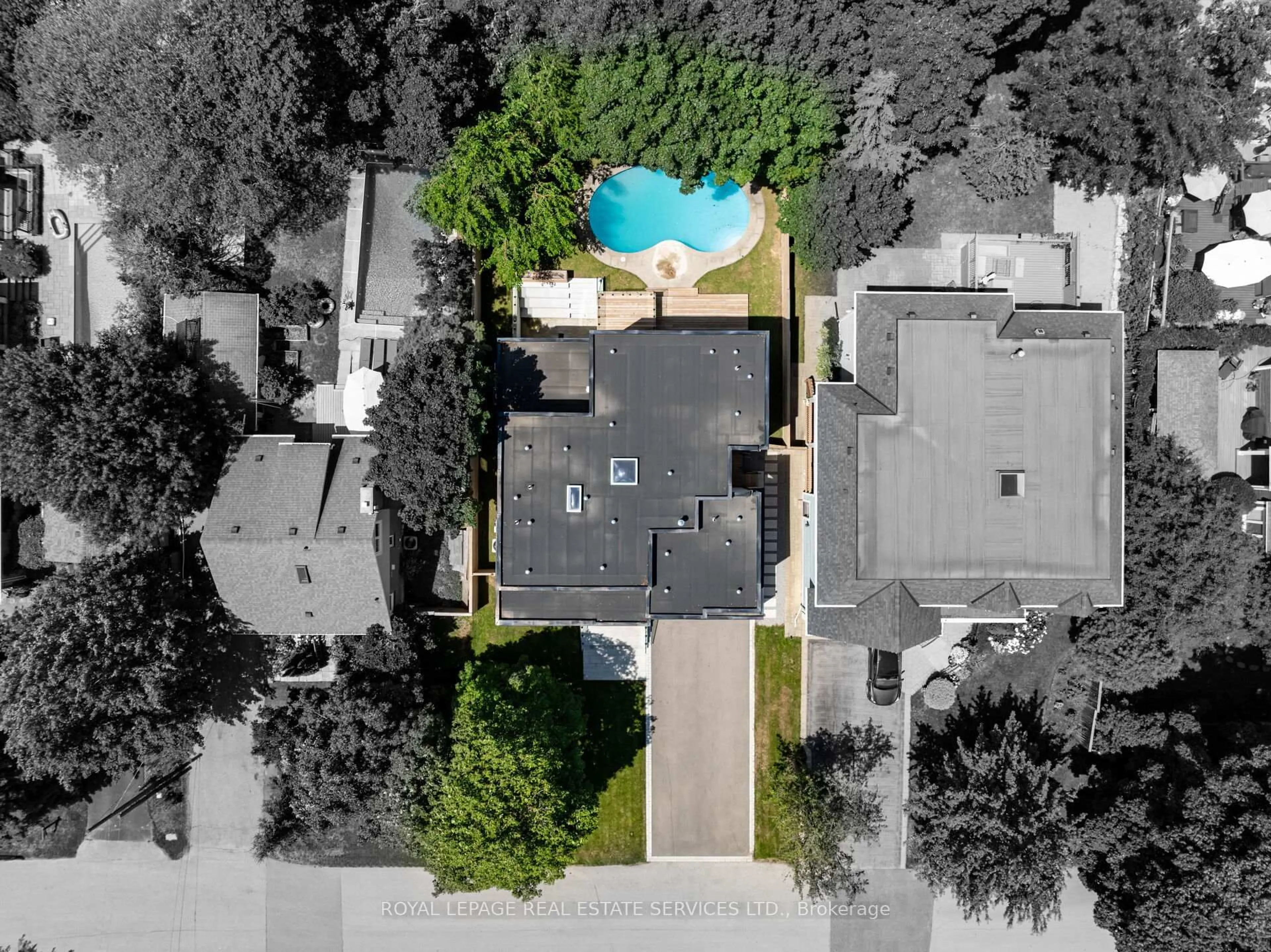 A pic from outside/outdoor area/front of a property/back of a property/a pic from drone, street for 1405 Acton Cres, Oakville Ontario L6J 2S6