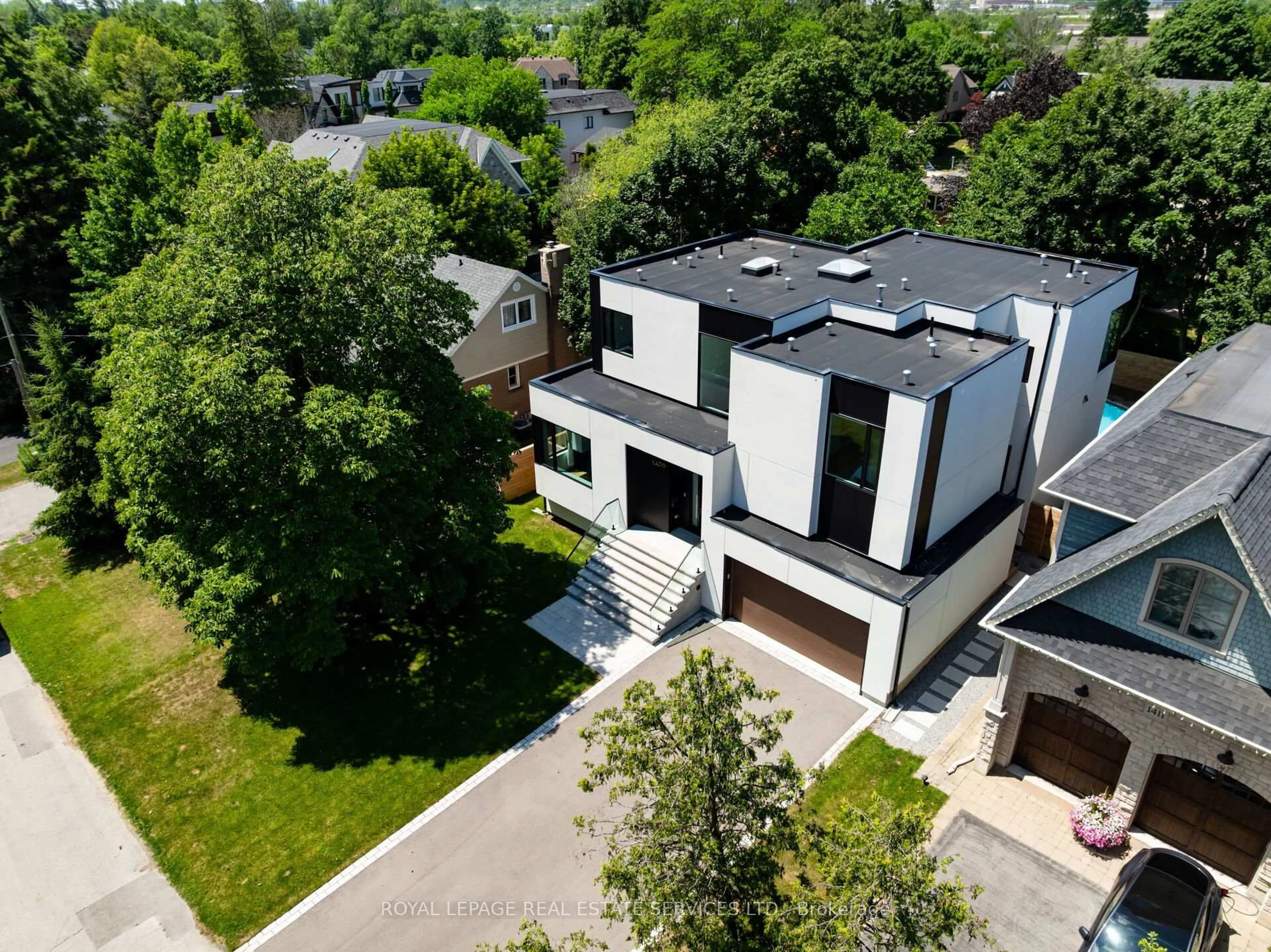 A pic from outside/outdoor area/front of a property/back of a property/a pic from drone, street for 1405 Acton Cres, Oakville Ontario L6J 2S6