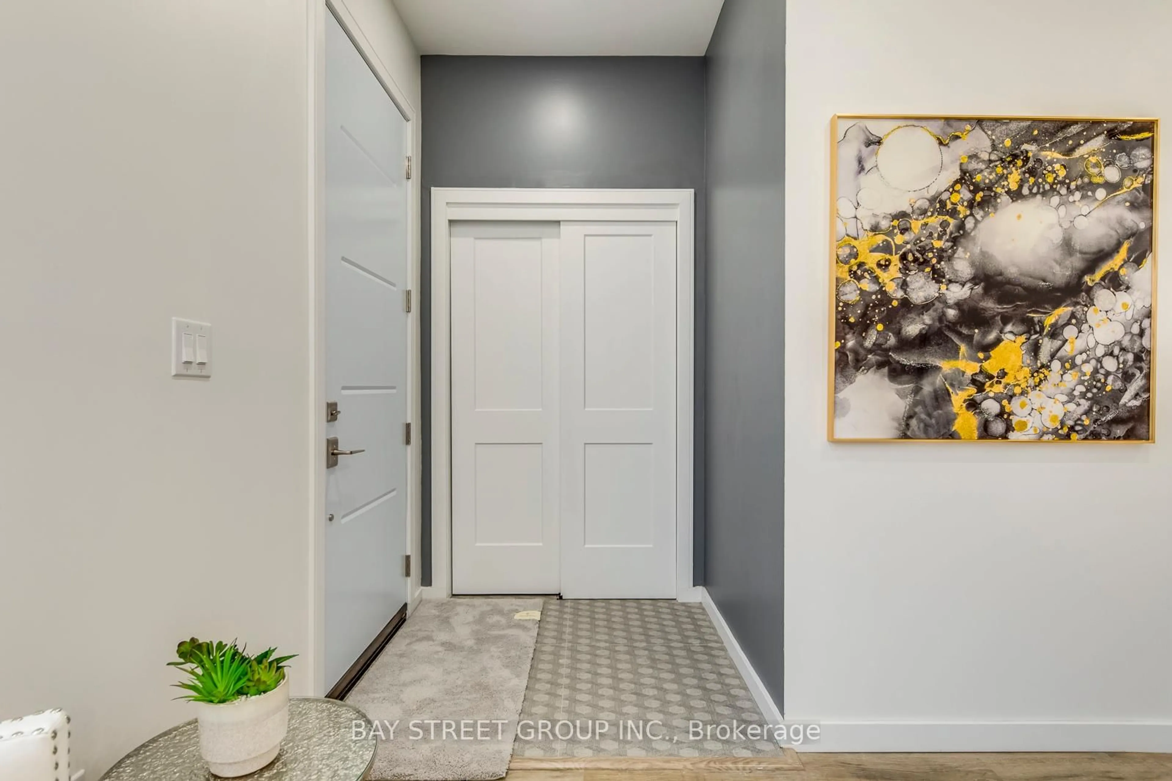 Indoor entryway for 20 Rochdale Ave, Toronto Ontario M6E 1X2