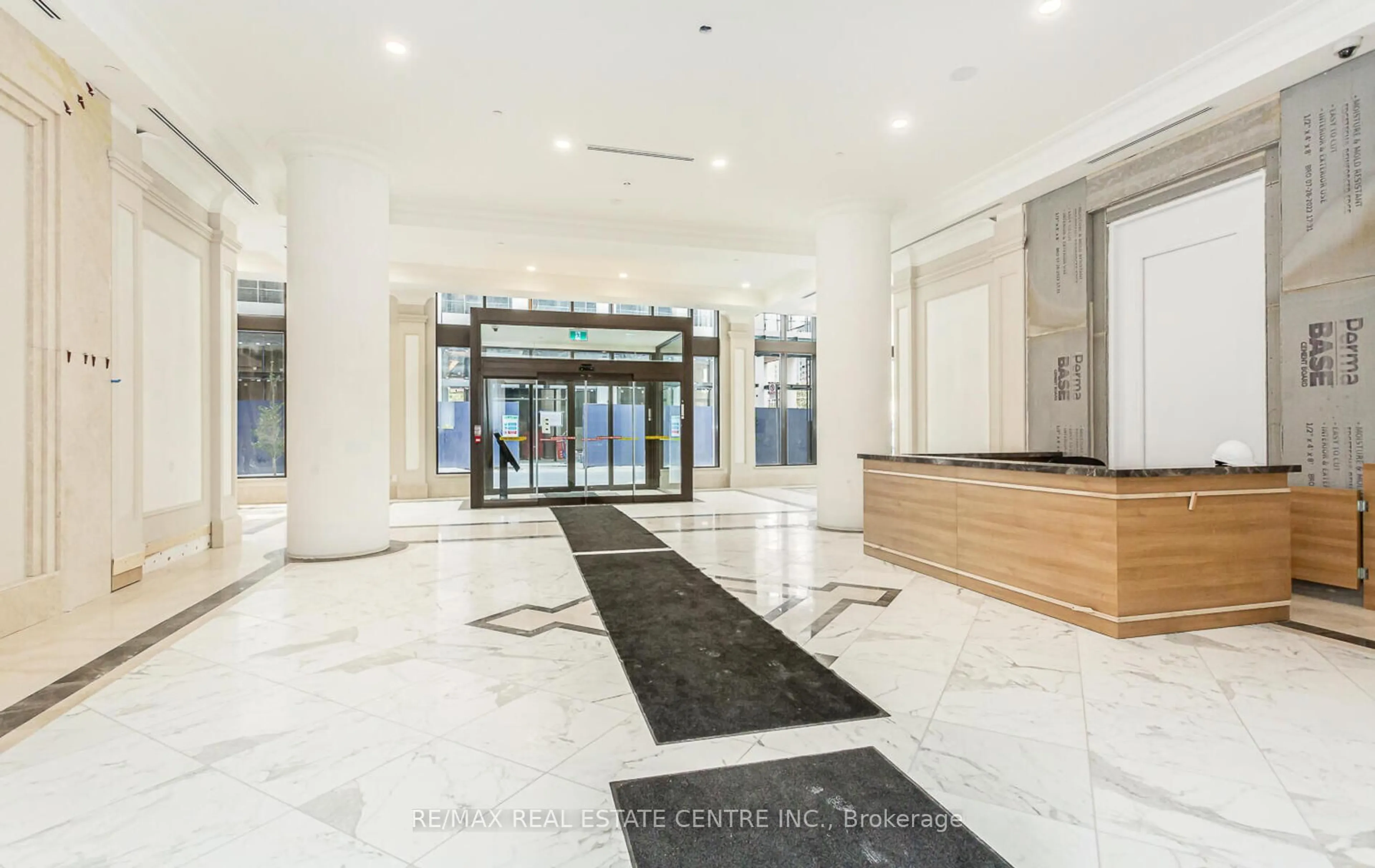 Indoor foyer for 36 Elm Dr #1610, Mississauga Ontario L5B 1L9