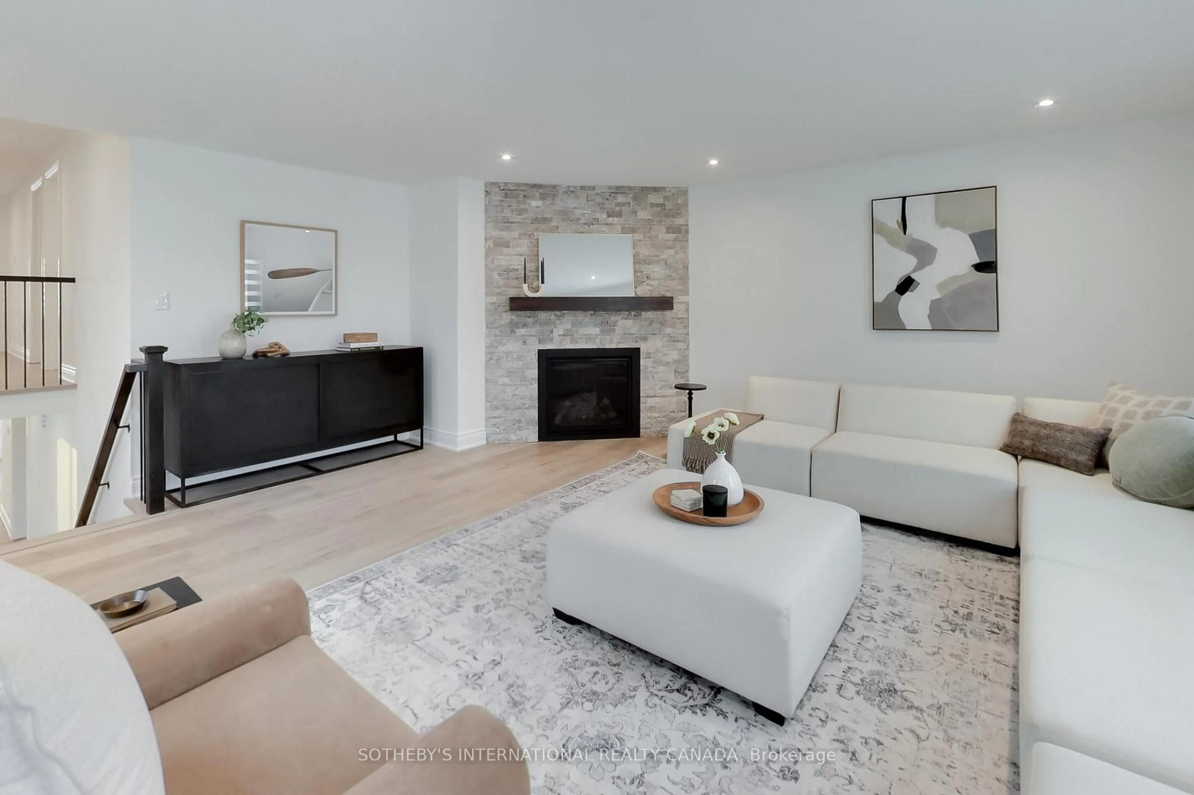 Living room with furniture, unknown for 1124 Lansdown Dr, Oakville Ontario L6J 7N7