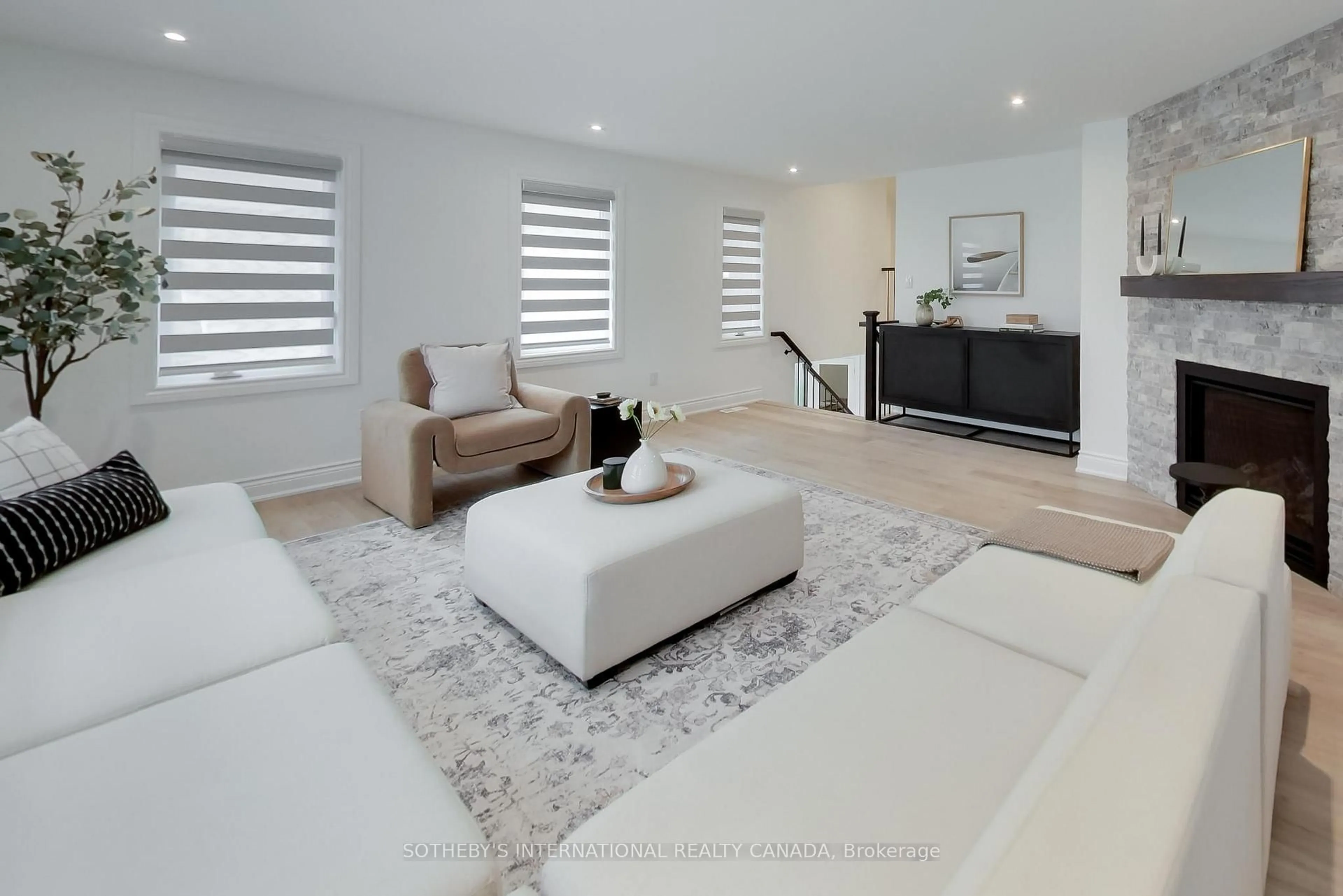 Living room with furniture, unknown for 1124 Lansdown Dr, Oakville Ontario L6J 7N7