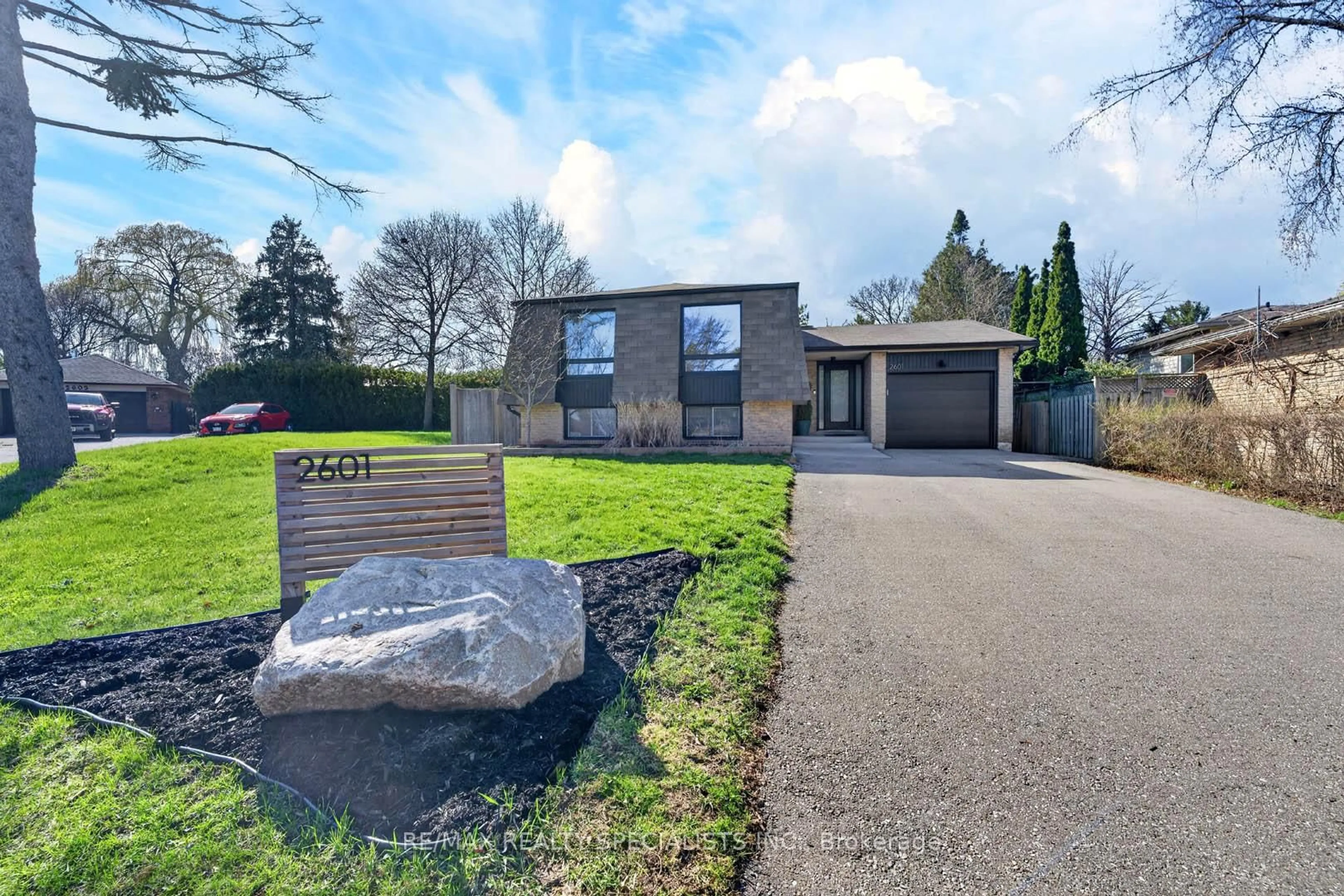 A pic from outside/outdoor area/front of a property/back of a property/a pic from drone, street for 2601 Windjammer Rd, Mississauga Ontario L5L 1H7