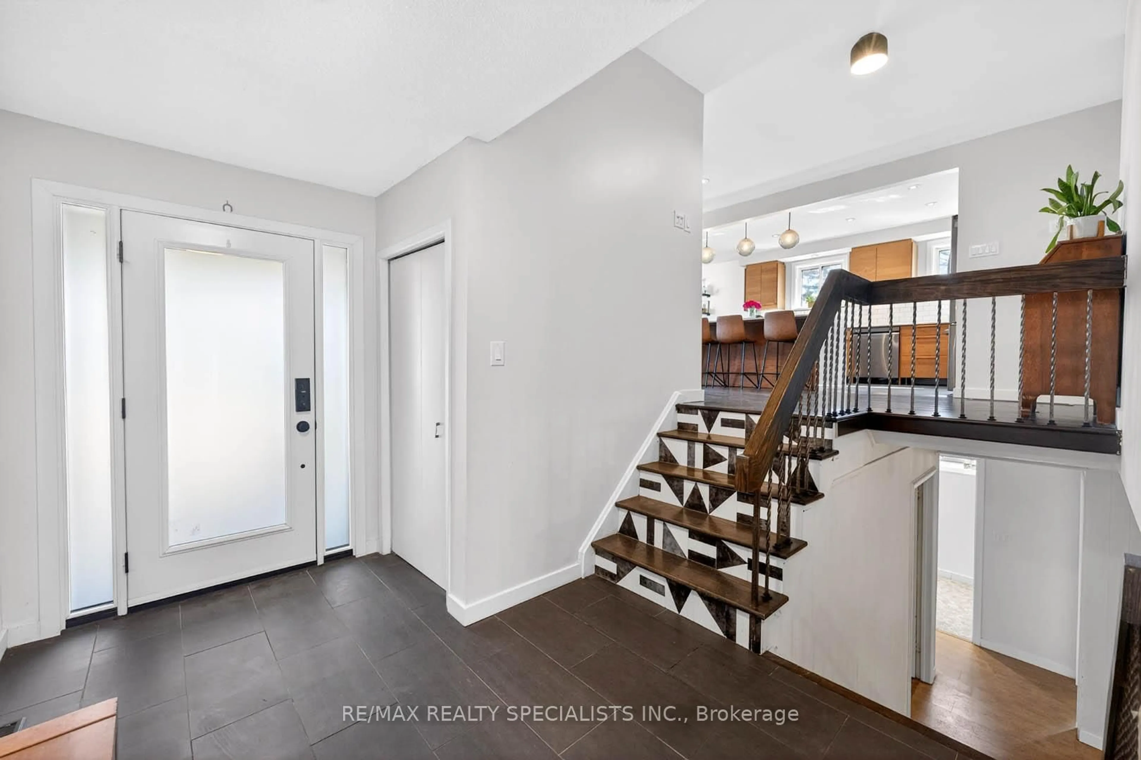 Indoor entryway for 2601 Windjammer Rd, Mississauga Ontario L5L 1H7