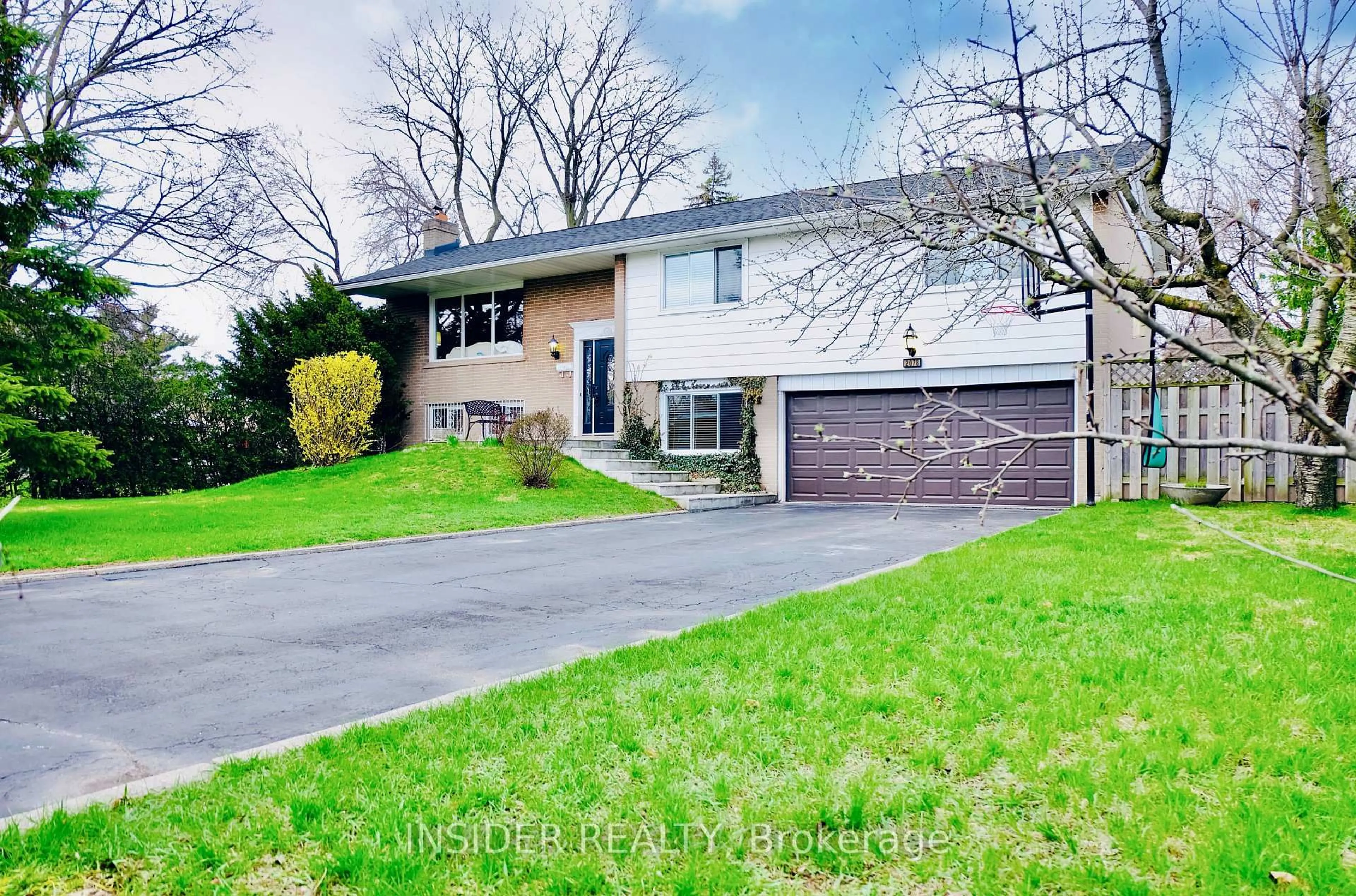 A pic from outside/outdoor area/front of a property/back of a property/a pic from drone, street for 2078 Stanfield Rd, Mississauga Ontario L4Y 1R5
