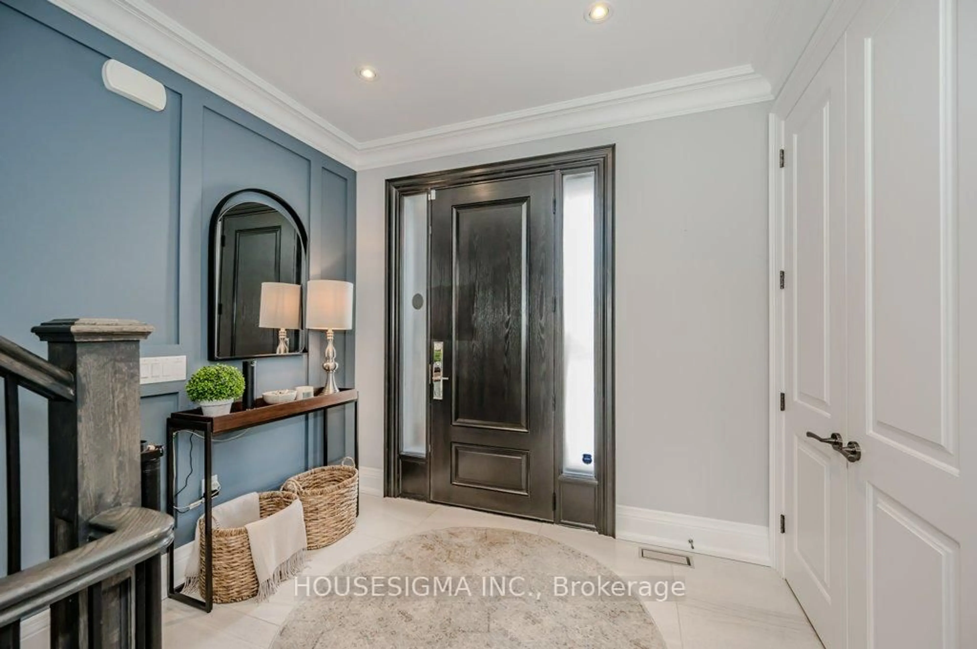 Indoor entryway for 1298 Pinegrove Rd, Oakville Ontario L6L 2X3