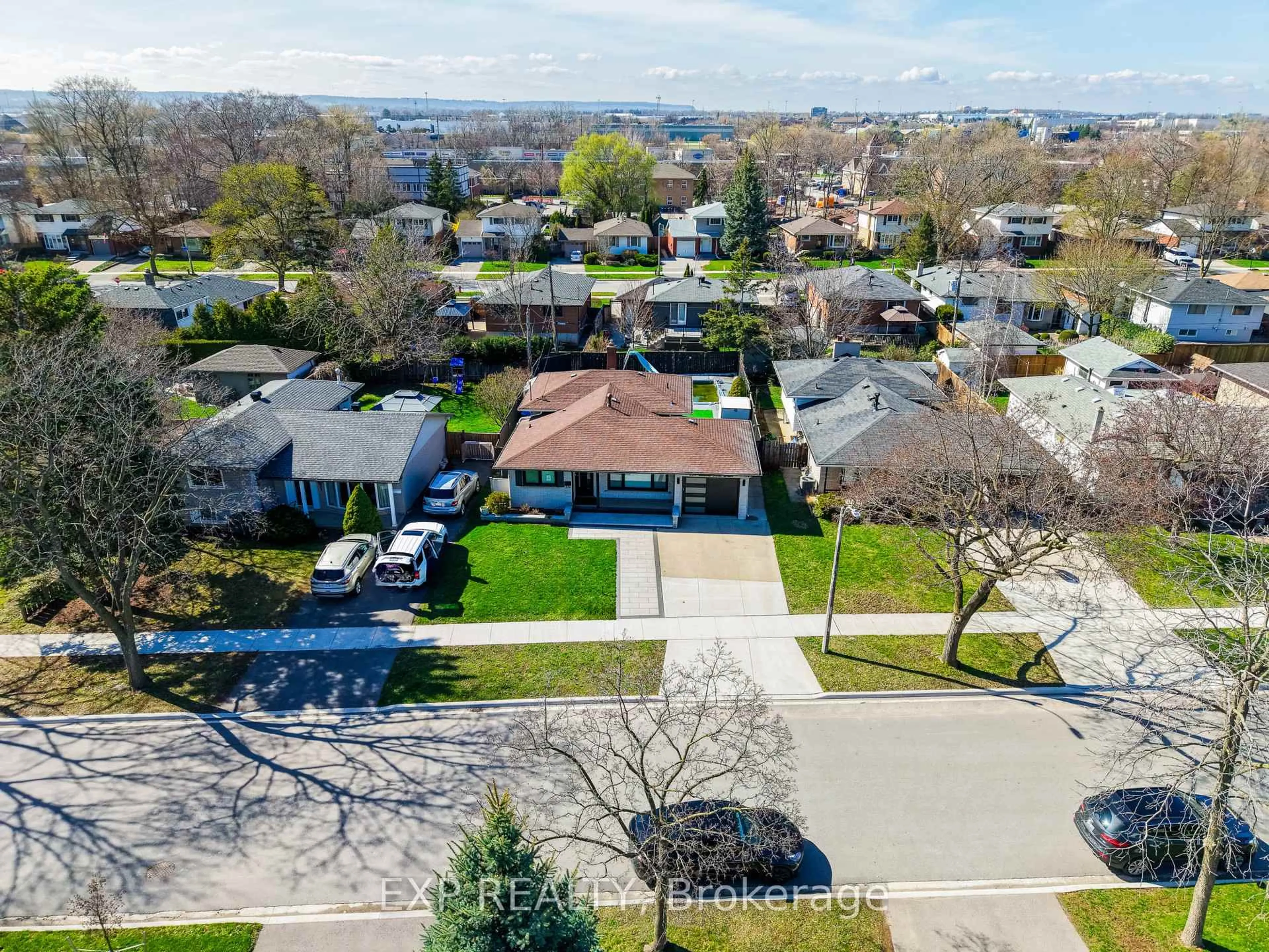 A pic from outside/outdoor area/front of a property/back of a property/a pic from drone, street for 669 Geneva Park Dr, Burlington Ontario L7N 3C2