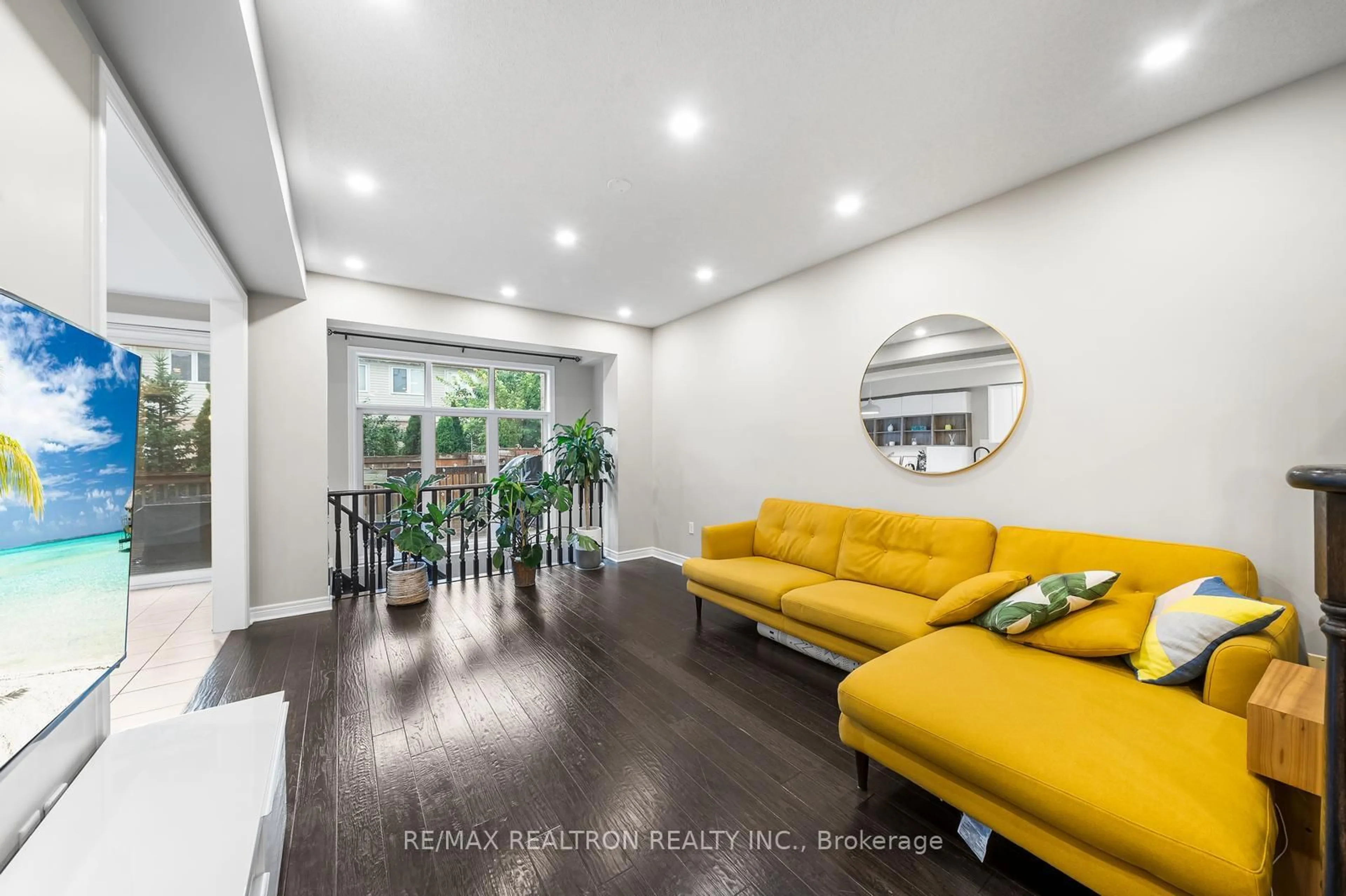 Living room with furniture, wood/laminate floor for 3275 Stalybridge Dr #58, Oakville Ontario L6M 0L2