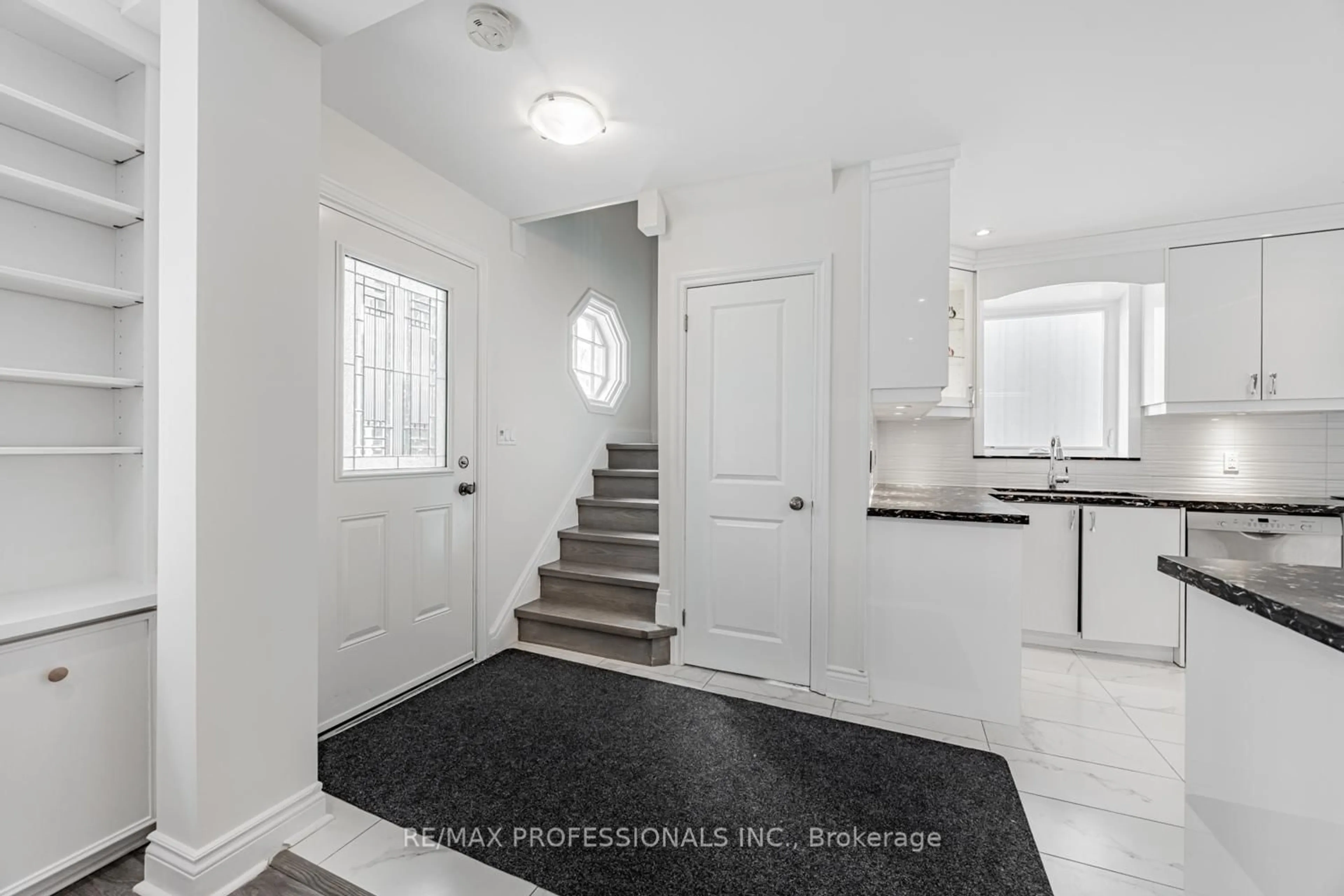 Indoor entryway for 228 The Kingsway, Toronto Ontario M9A 3T5