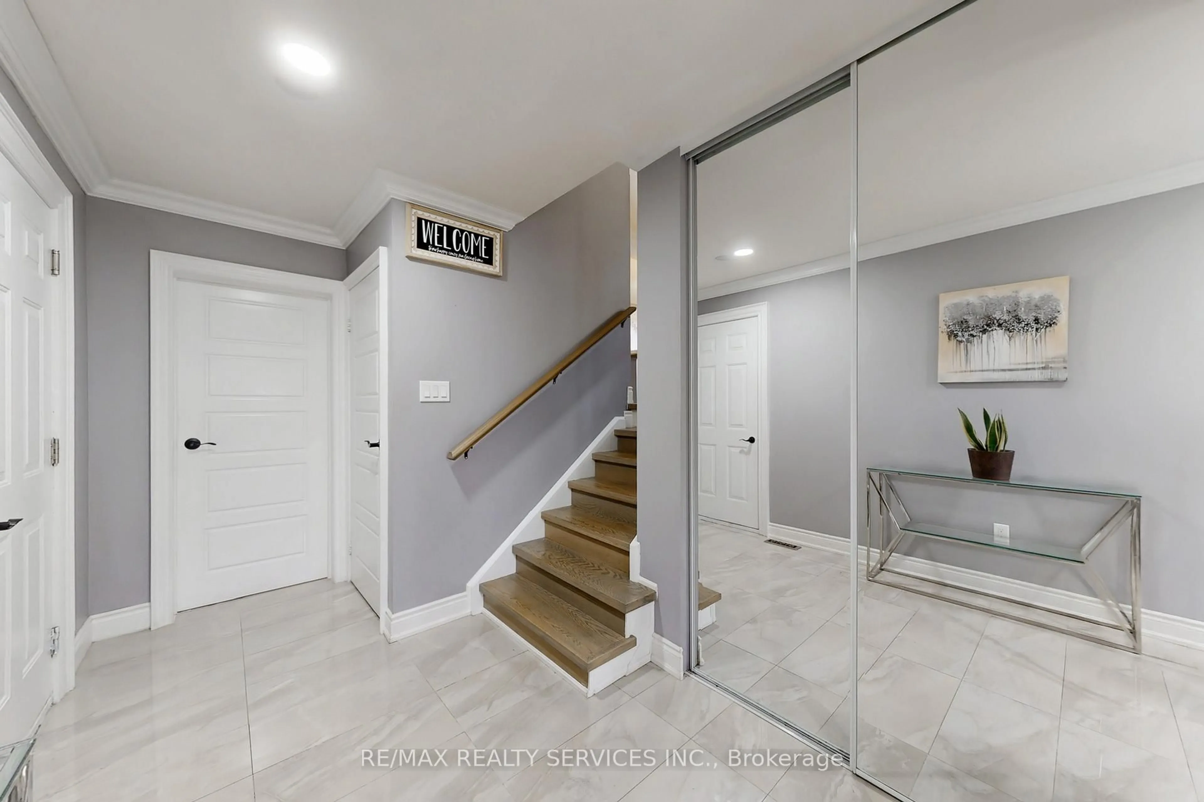 Indoor foyer for 53 Geneva Cres, Brampton Ontario L6S 1K7