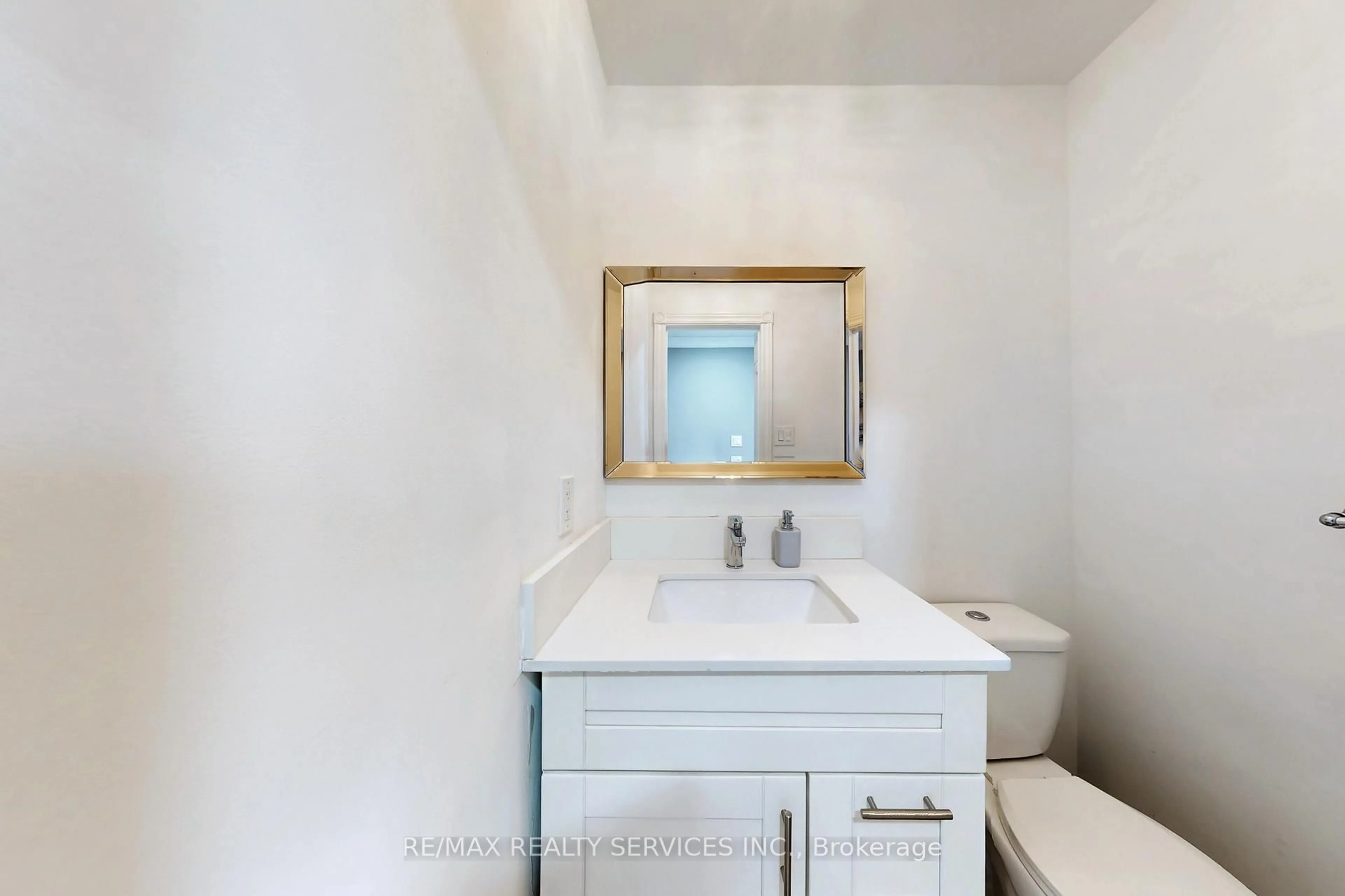 Standard bathroom, ceramic/tile floor for 53 Geneva Cres, Brampton Ontario L6S 1K7