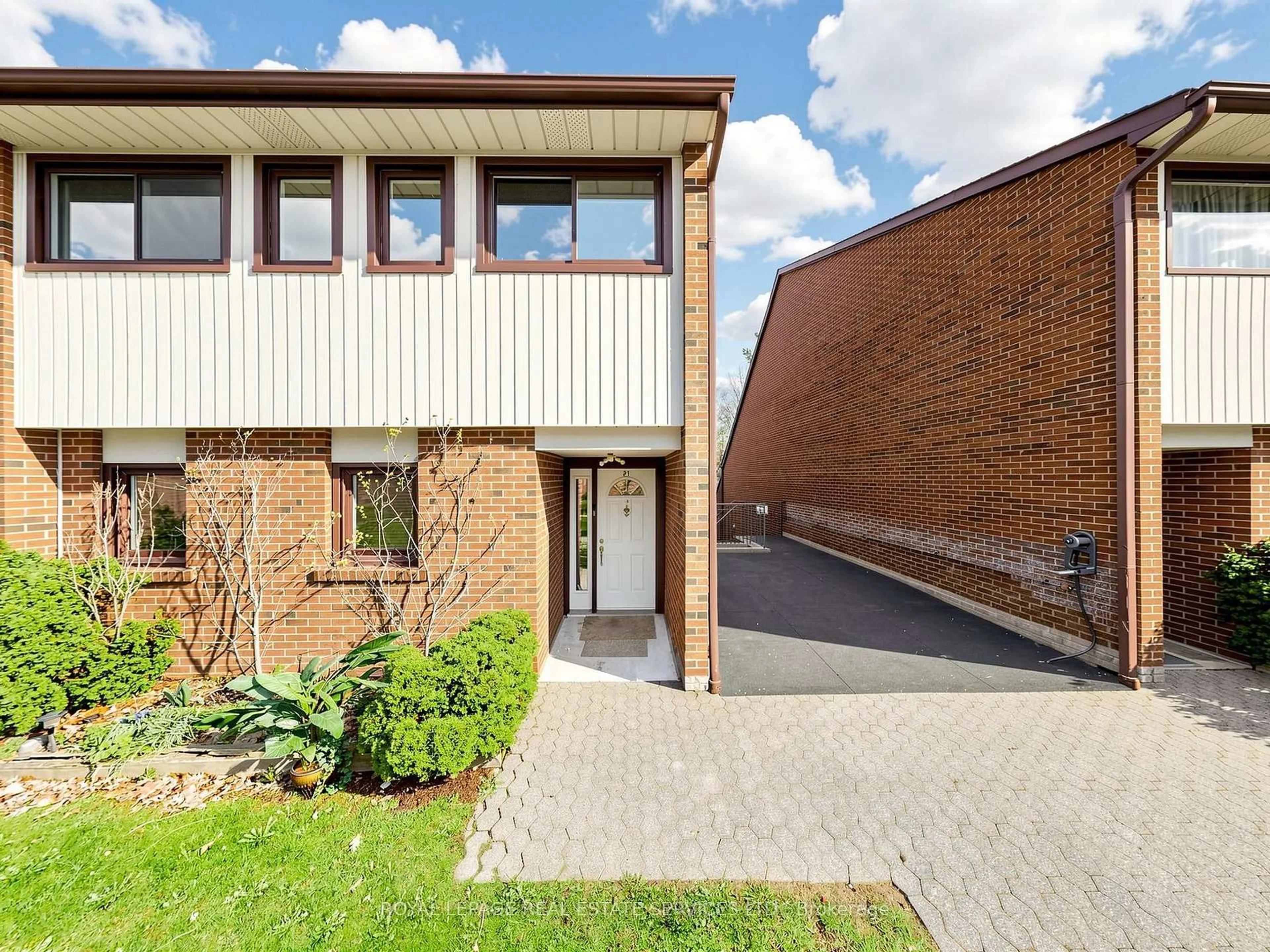 Home with brick exterior material, street for 530 Falgarwood Dr #21, Oakville Ontario L6H 1N3