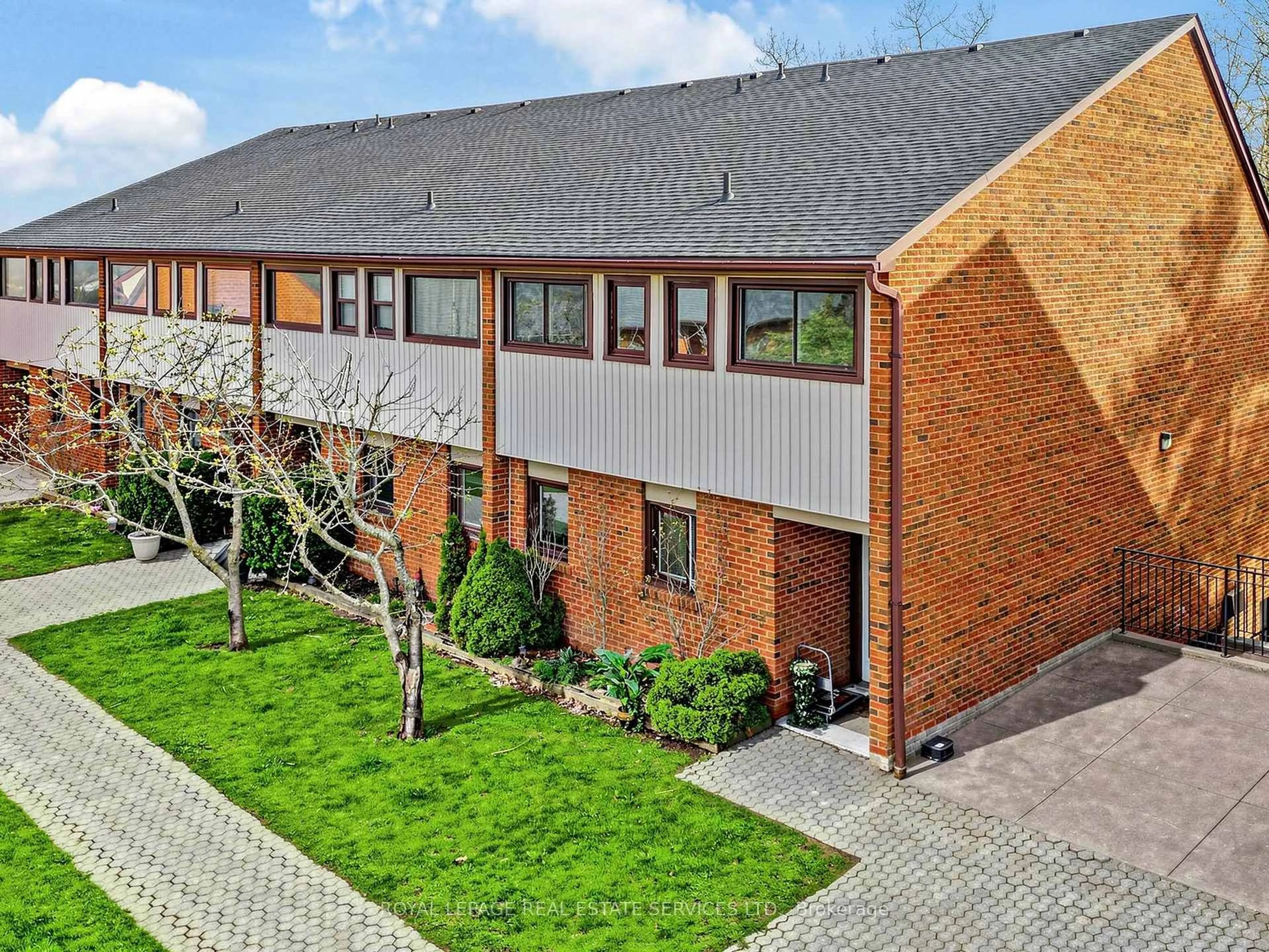 A pic from outside/outdoor area/front of a property/back of a property/a pic from drone, building for 530 Falgarwood Dr #21, Oakville Ontario L6H 1N3