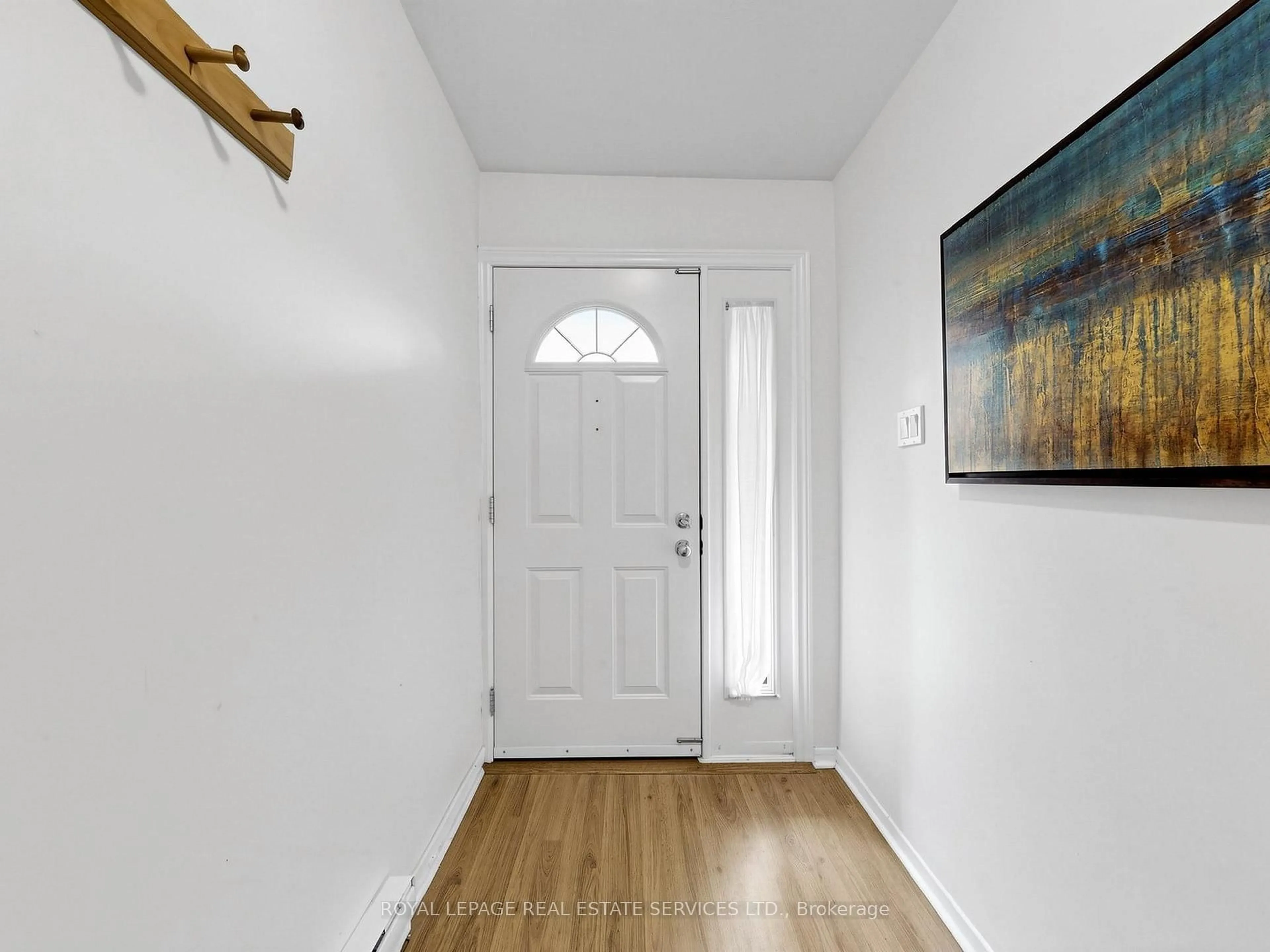 Indoor entryway for 530 Falgarwood Dr #21, Oakville Ontario L6H 1N3