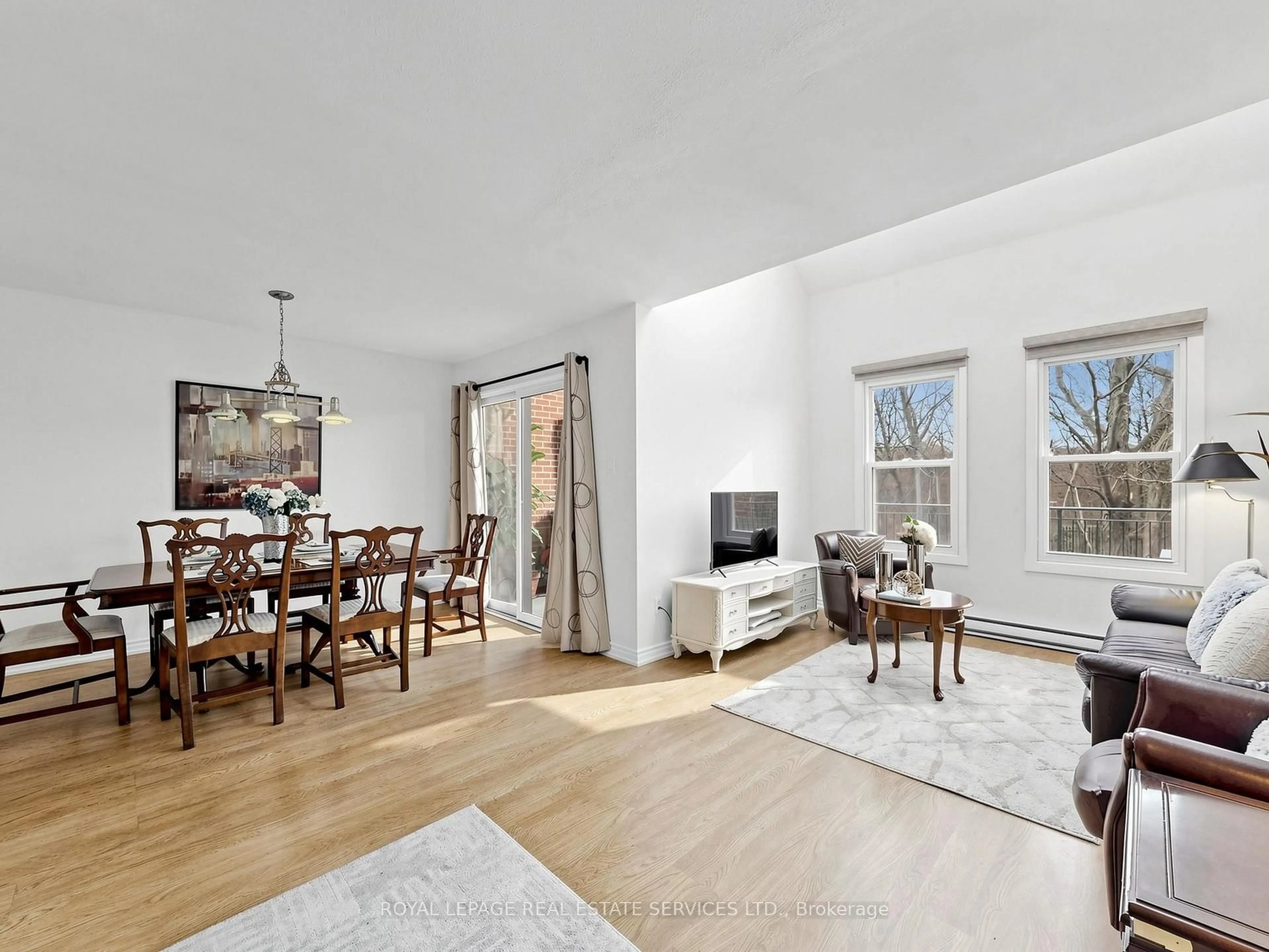 Living room with furniture, unknown for 530 Falgarwood Dr #21, Oakville Ontario L6H 1N3