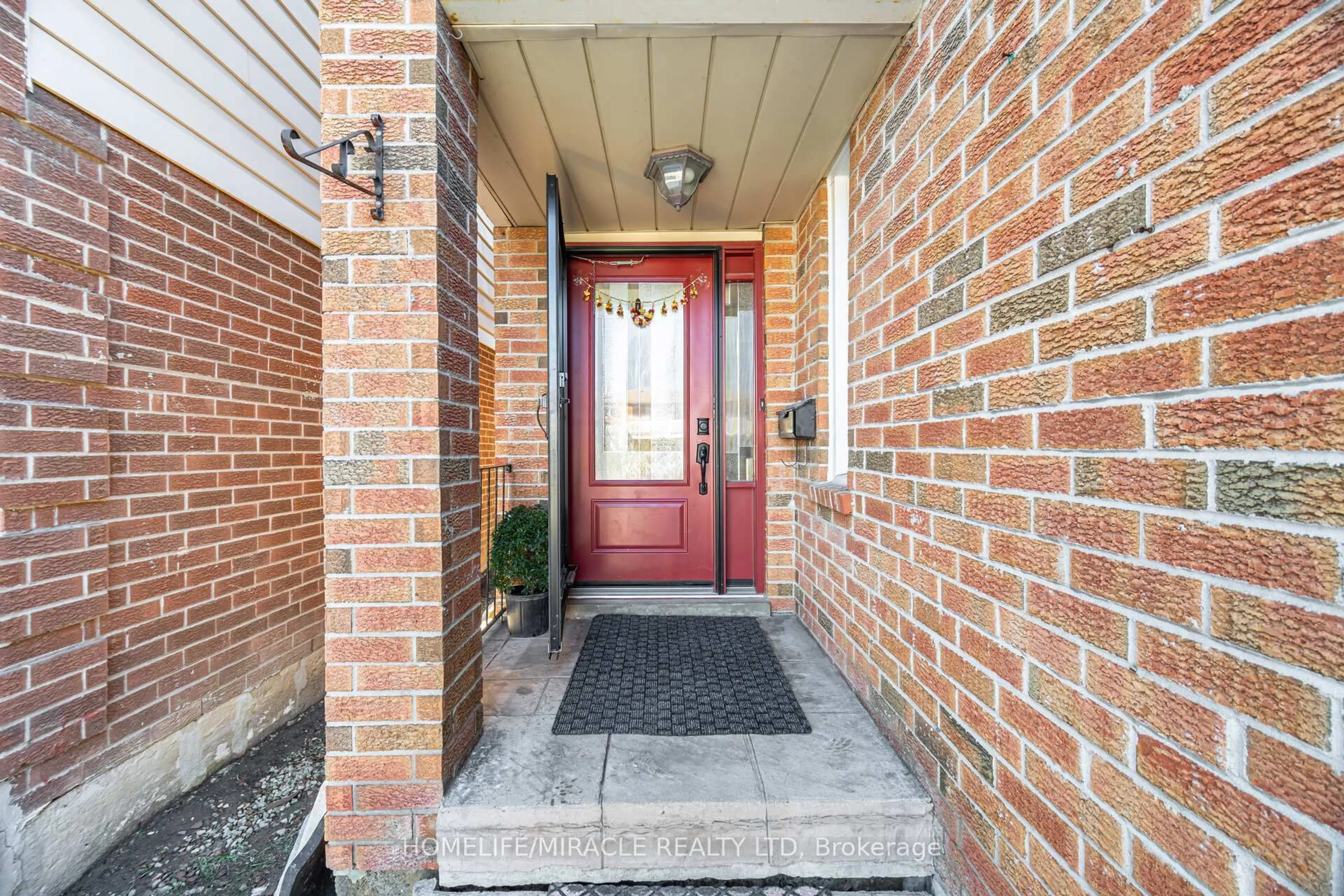 Indoor entryway for 60 Trewartha Cres, Brampton Ontario L6Z 1X4
