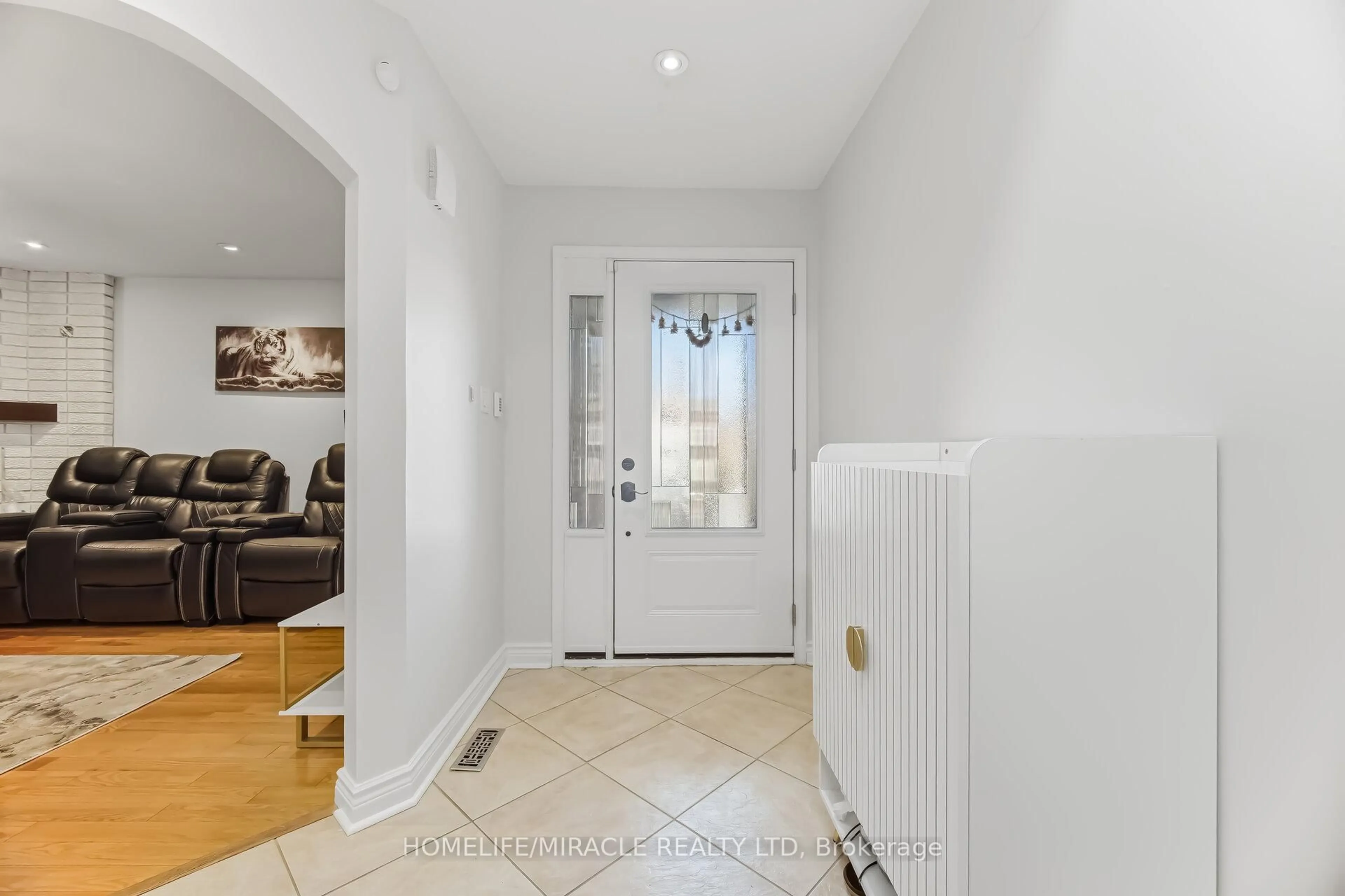 Indoor entryway for 60 Trewartha Cres, Brampton Ontario L6Z 1X4