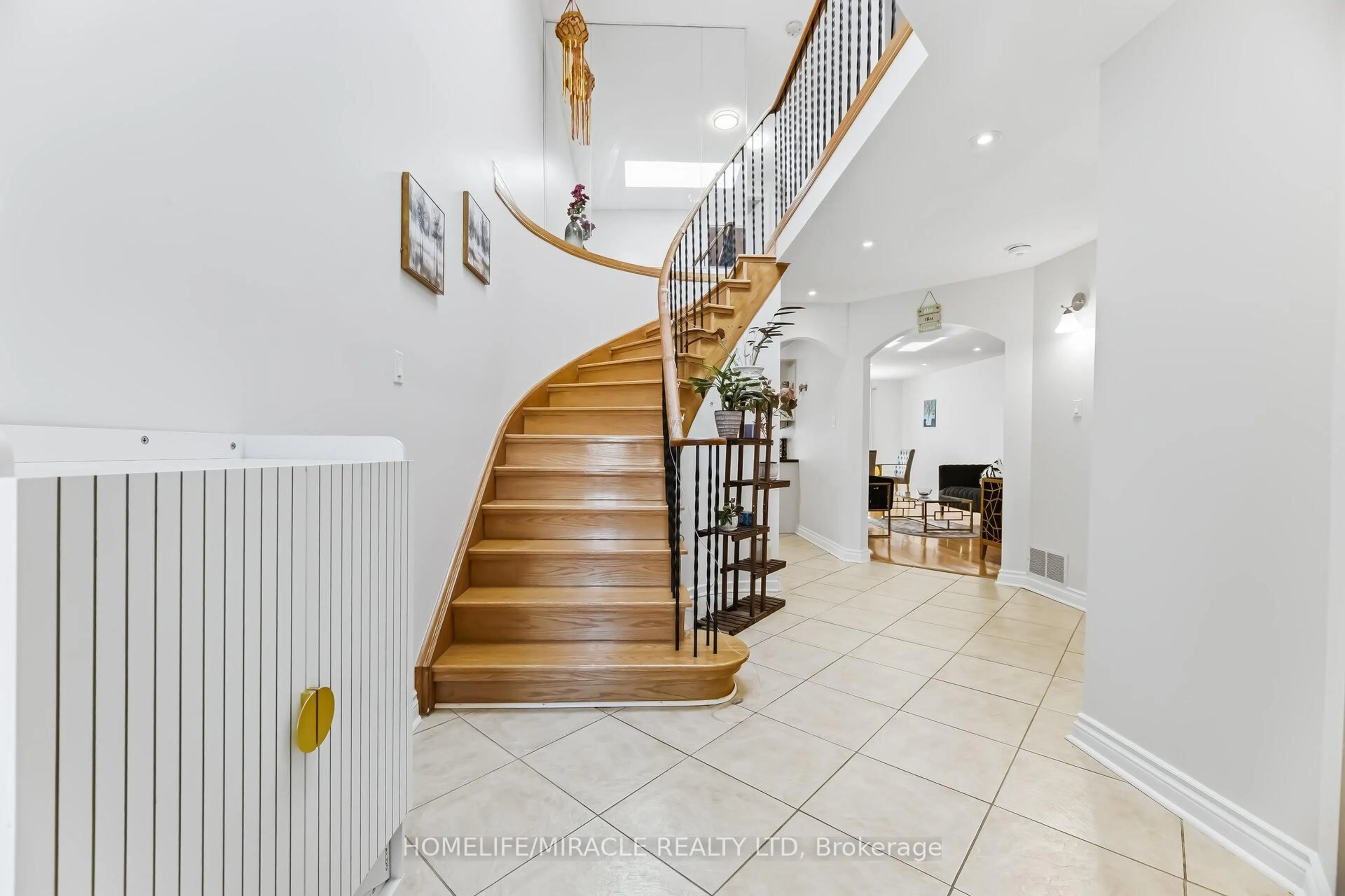 Indoor foyer for 60 Trewartha Cres, Brampton Ontario L6Z 1X4