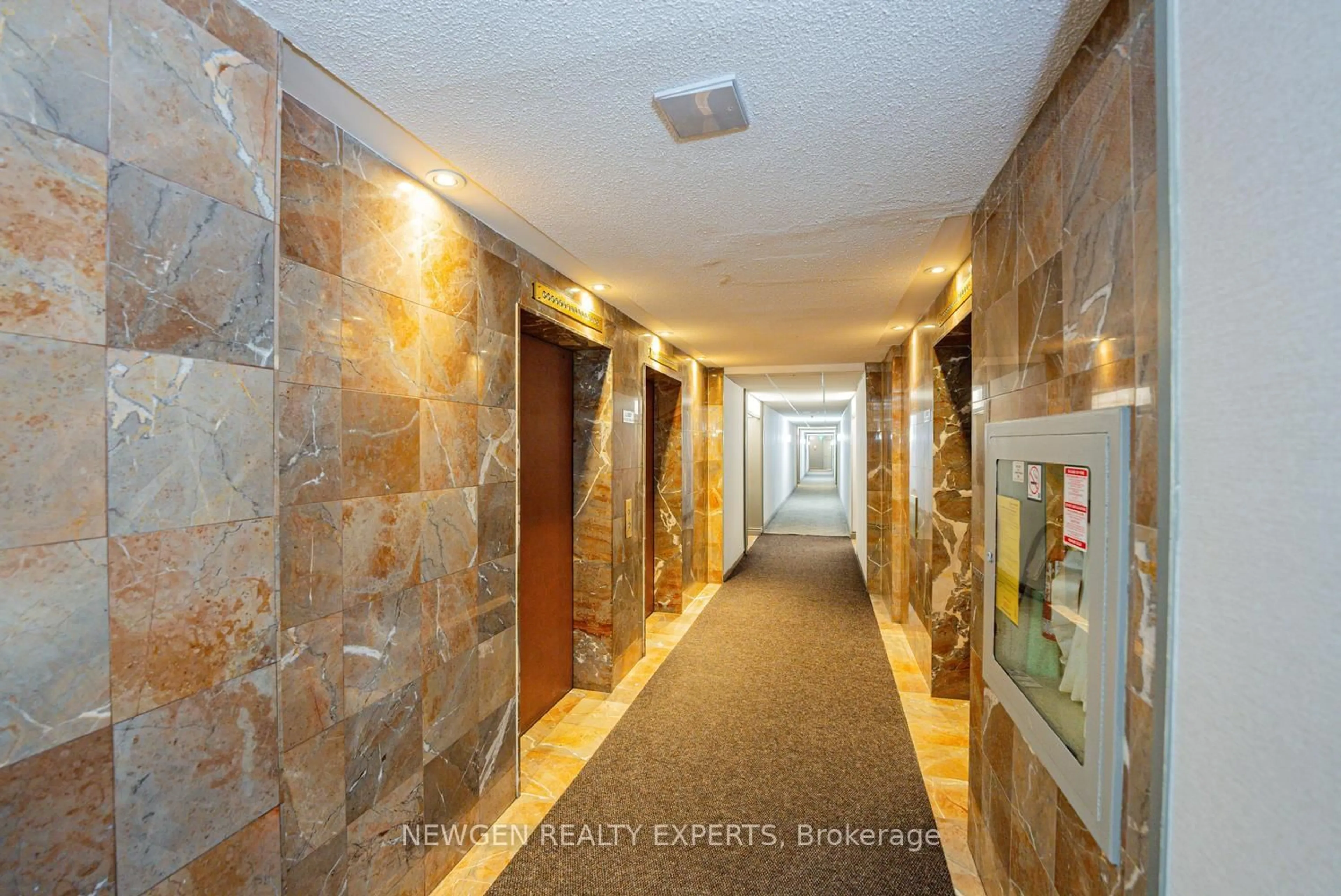 Indoor foyer for 5 Lisa St #1404, Brampton Ontario L6T 4T4