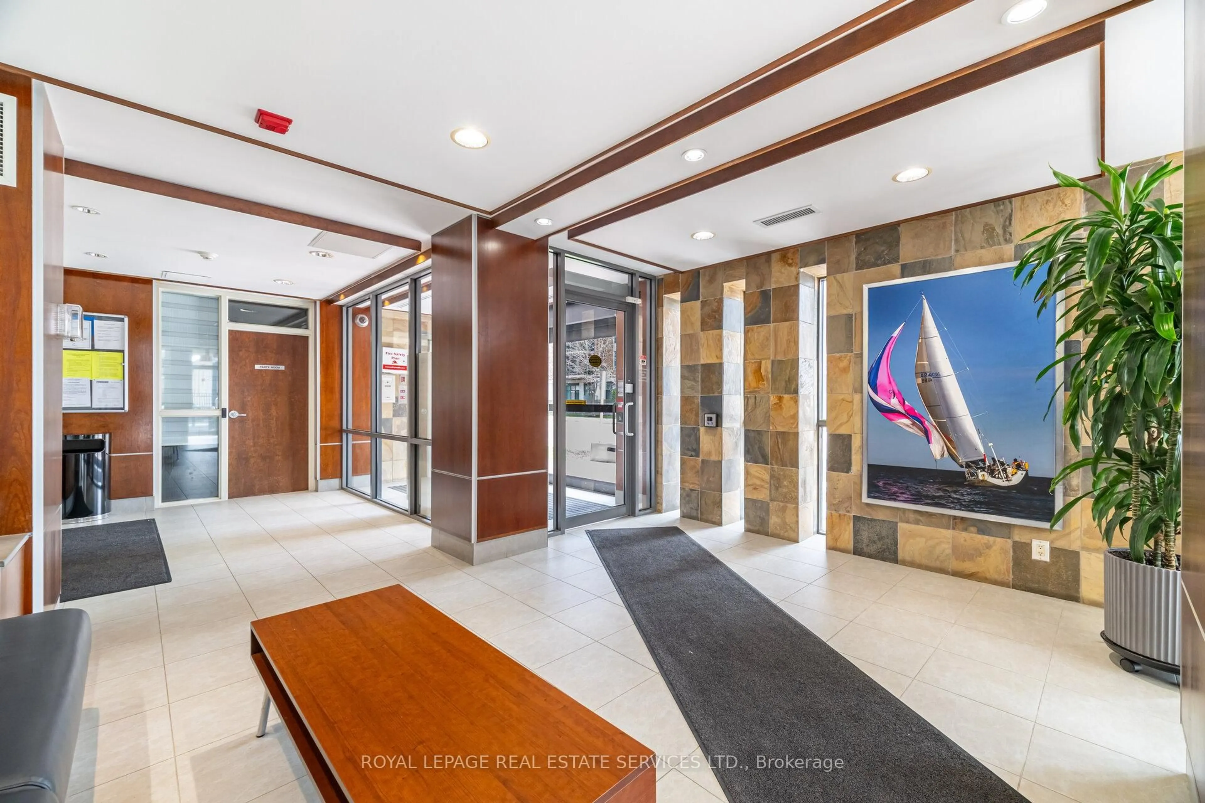 Indoor foyer for 70 Port St #204, Mississauga Ontario L5G 1E8