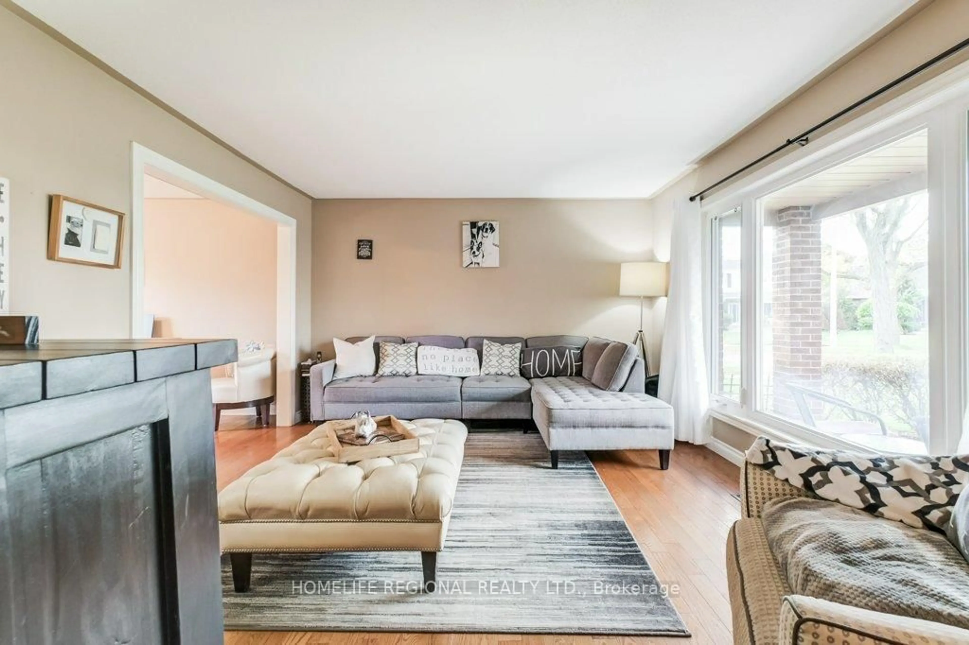 Living room with furniture, unknown for 2557 Brasilia Circ, Mississauga Ontario L5N 2E9