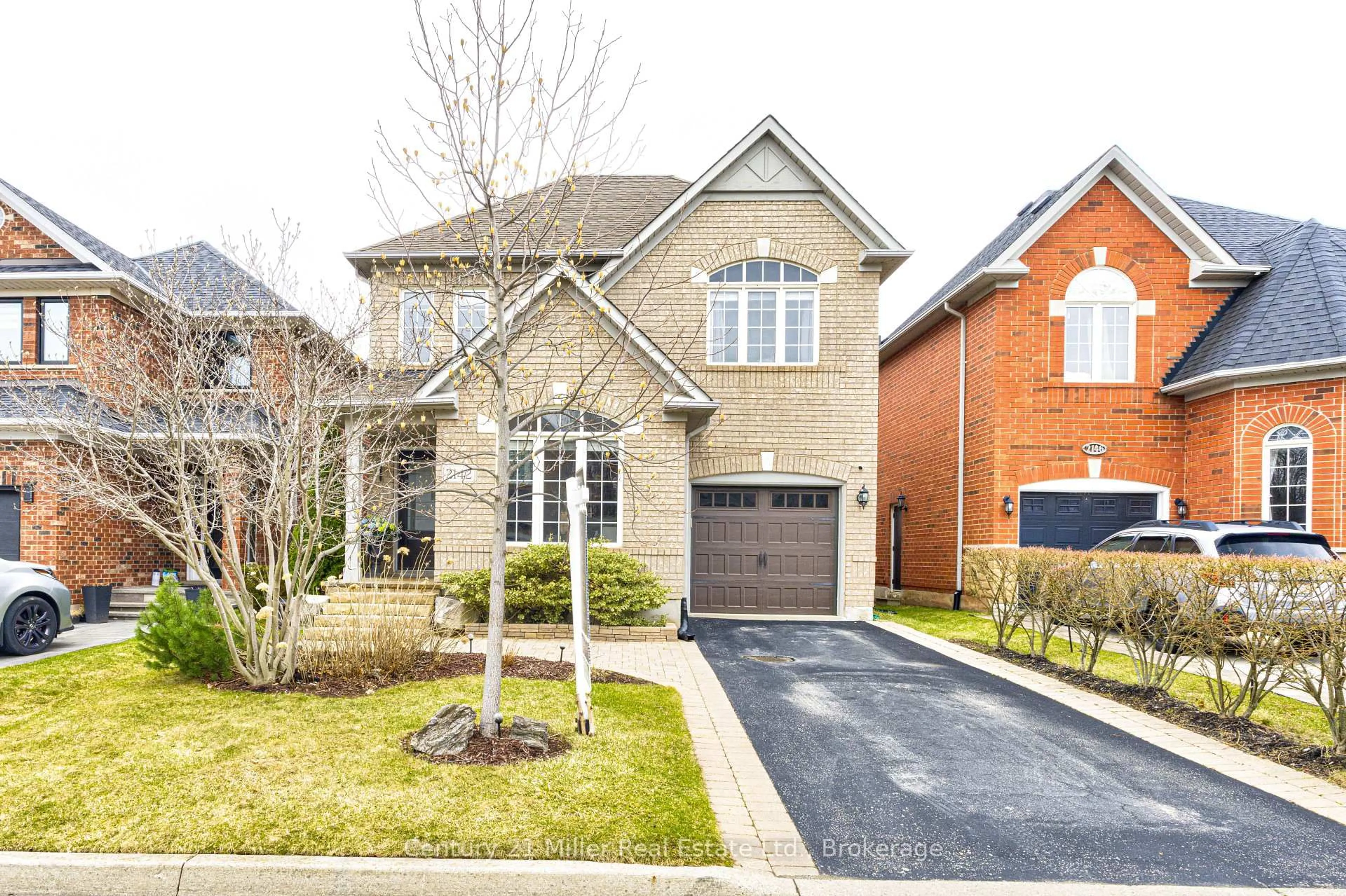 Home with brick exterior material, street for 2142 Meadowglen Dr, Oakville Ontario L6M 4C8