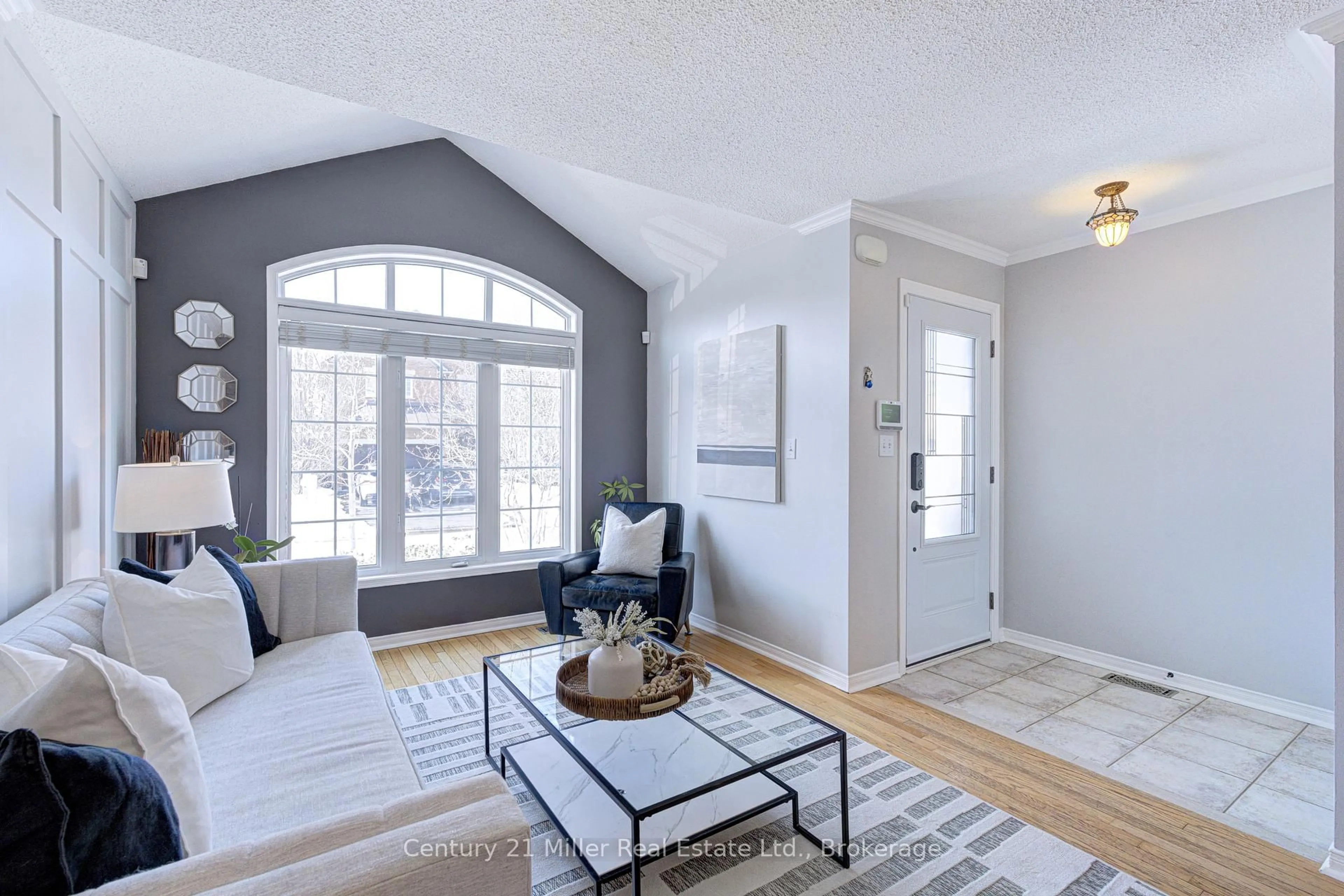 Indoor entryway for 2142 Meadowglen Dr, Oakville Ontario L6M 4C8