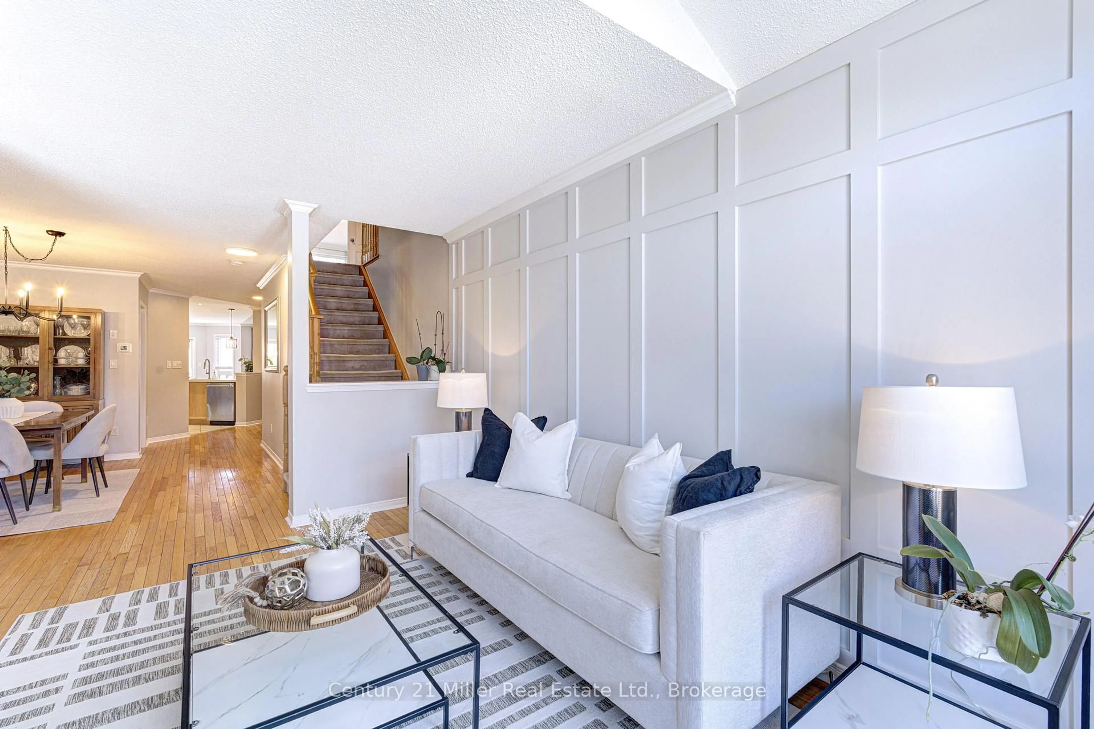 Living room with furniture, unknown for 2142 Meadowglen Dr, Oakville Ontario L6M 4C8