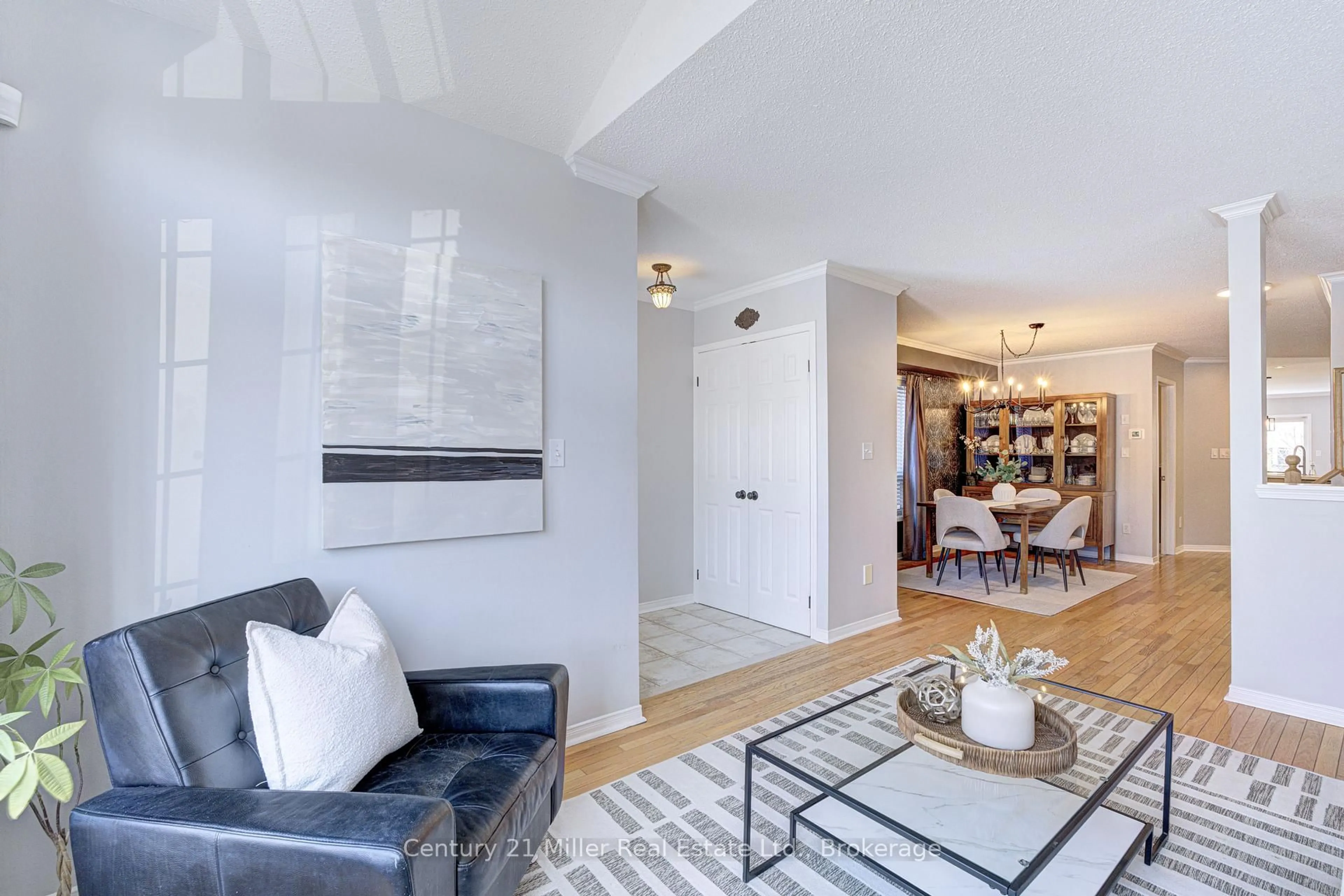 Living room with furniture, unknown for 2142 Meadowglen Dr, Oakville Ontario L6M 4C8