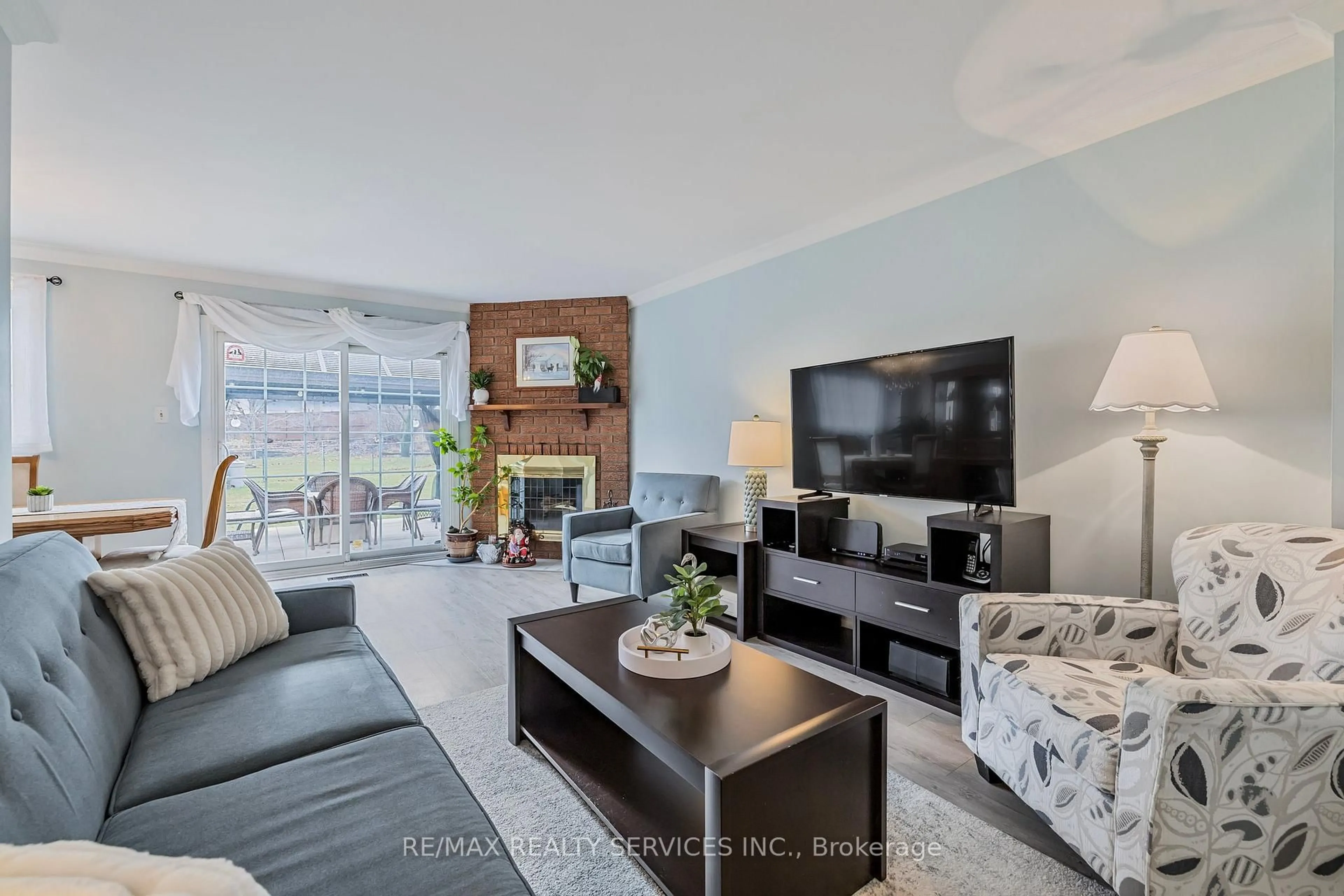 Living room with furniture, unknown for 40 Crenshaw Crt, Brampton Ontario L6Z 1W9