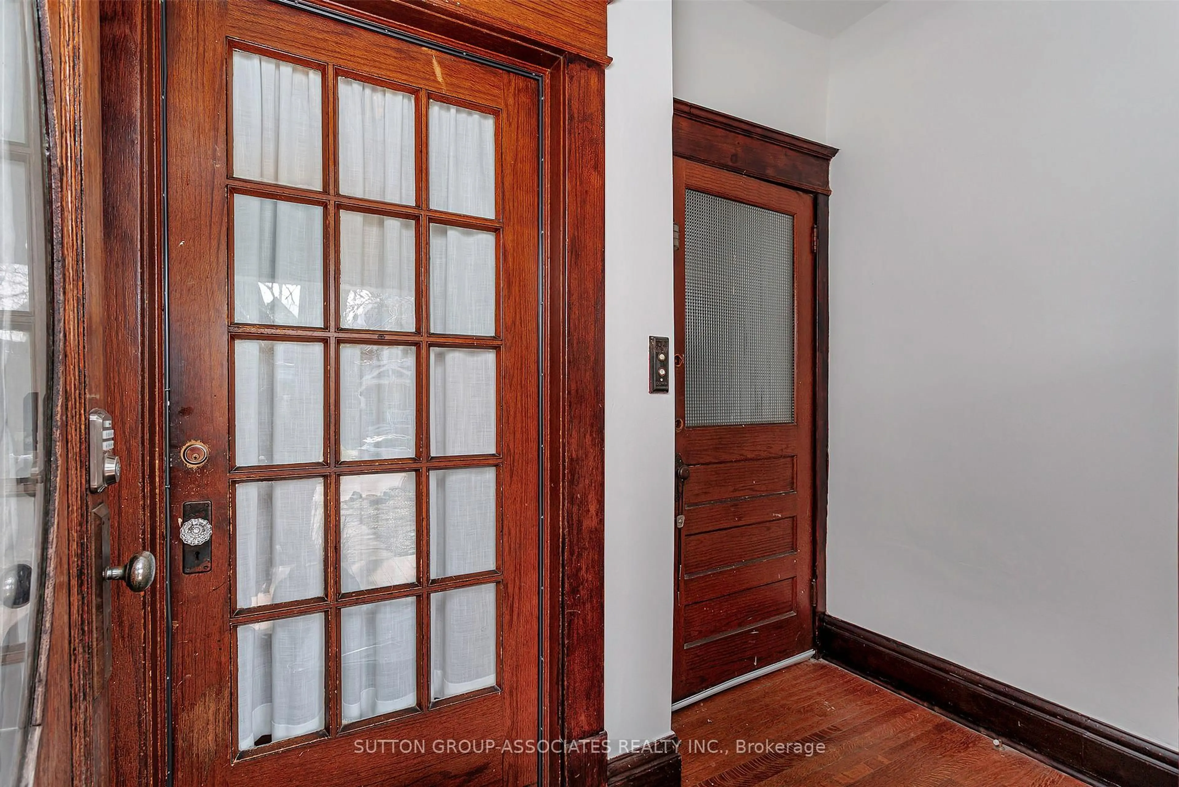 Indoor entryway for 88 Westminster Ave, Toronto Ontario M6R 1N4