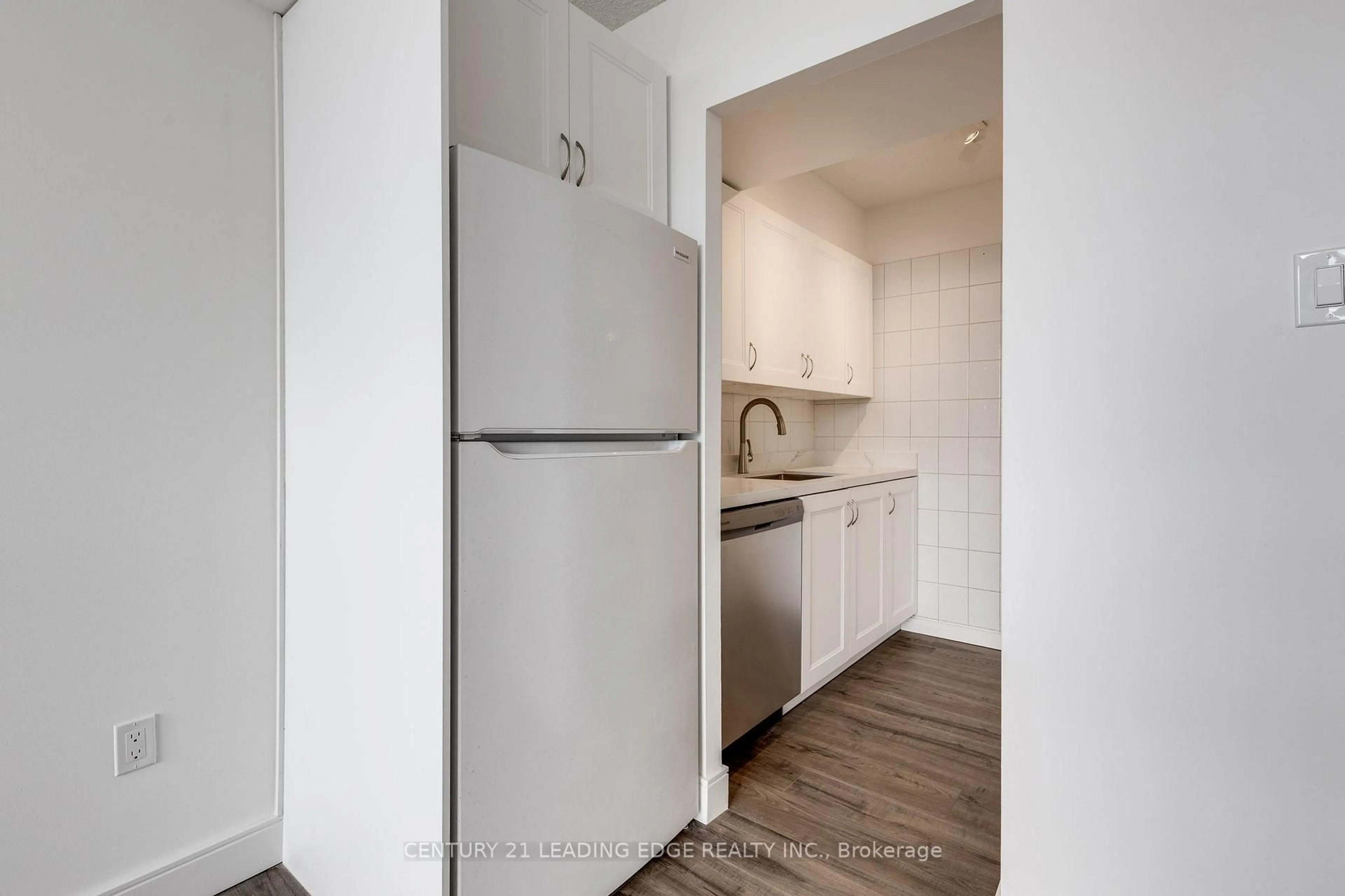 Standard kitchen, unknown for 200 Lotherton Ptwy #1208, Toronto Ontario M6B 2G9