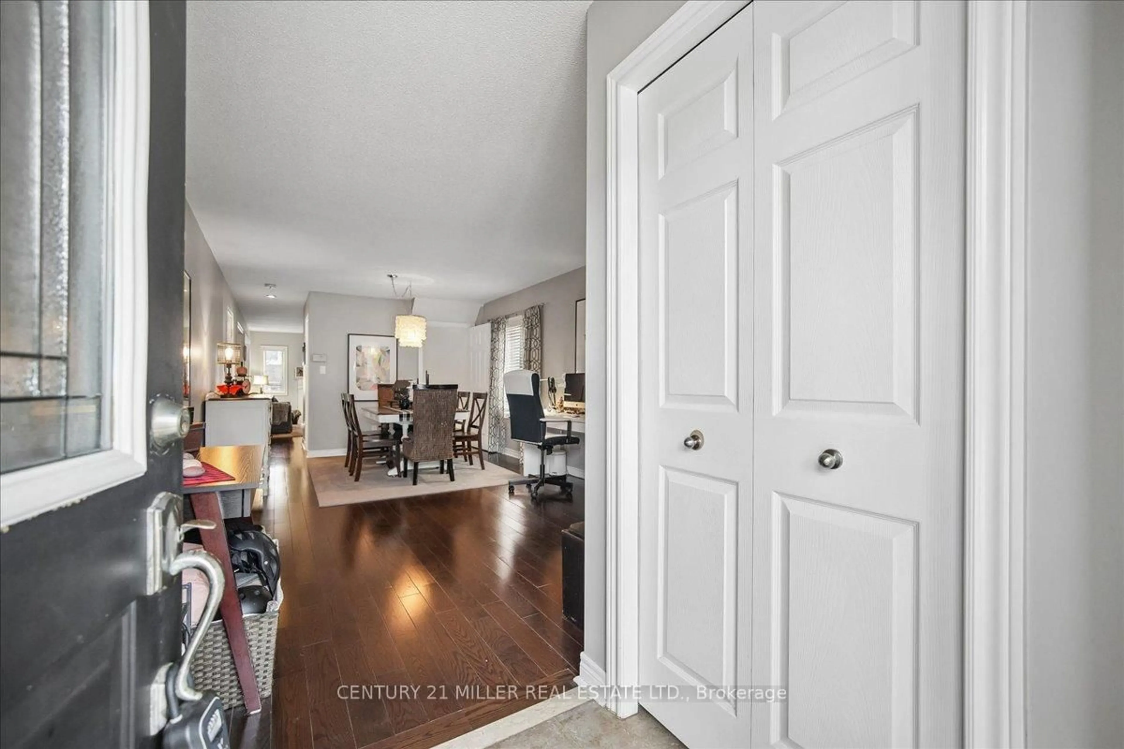 Indoor entryway for 2400 Sequoia Way, Oakville Ontario L6M 4Z7