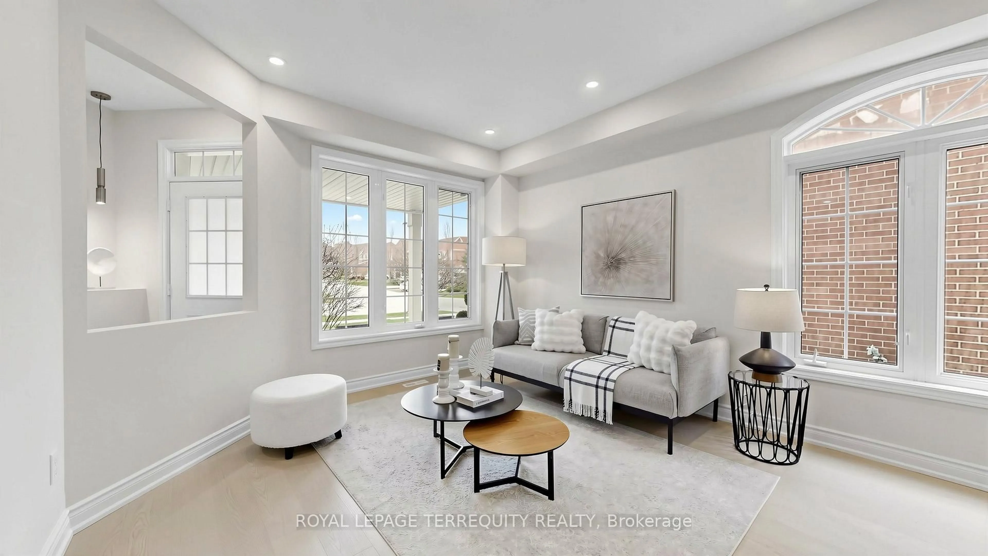 Living room with furniture, ceramic/tile floor for 7146 Baskerville Ru, Mississauga Ontario L5W 1W3