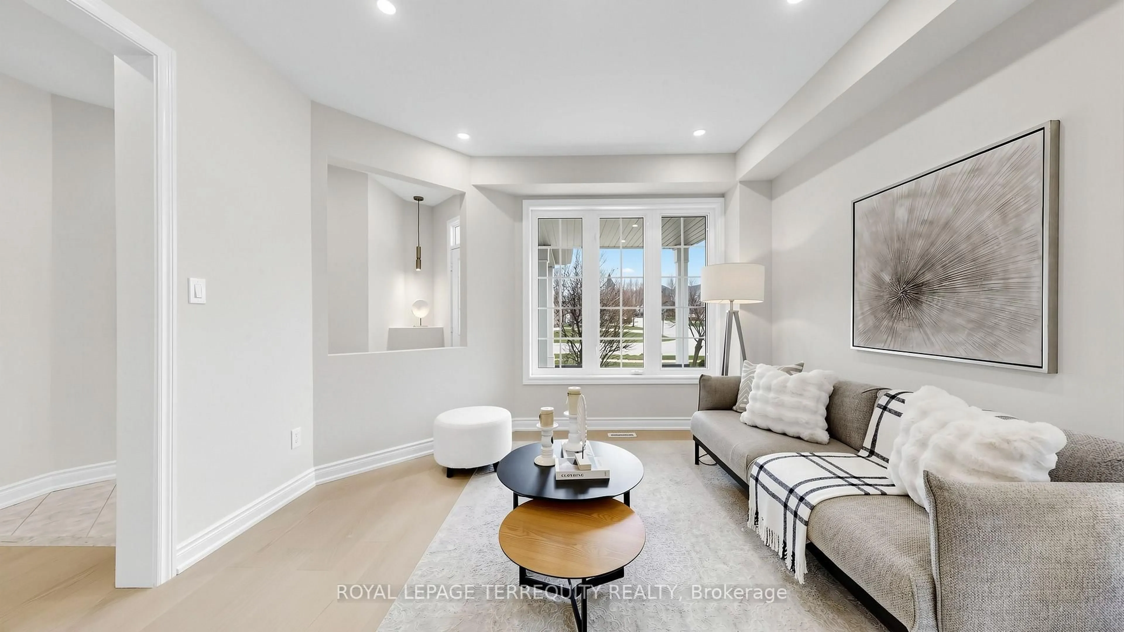 Living room with furniture, unknown for 7146 Baskerville Ru, Mississauga Ontario L5W 1W3