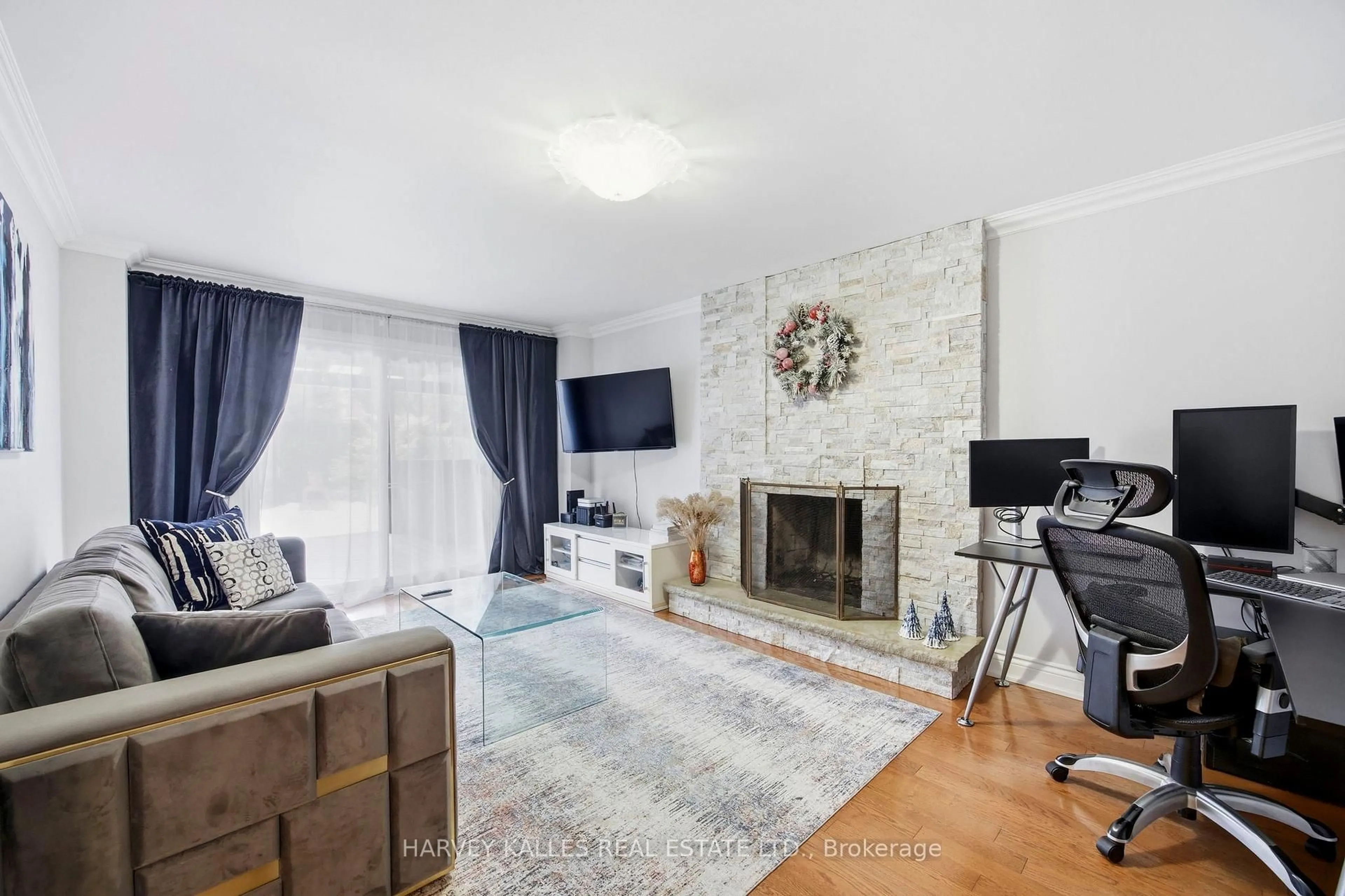Living room with furniture, unknown for 682 Willowbank Tr, Mississauga Ontario L4W 3L8