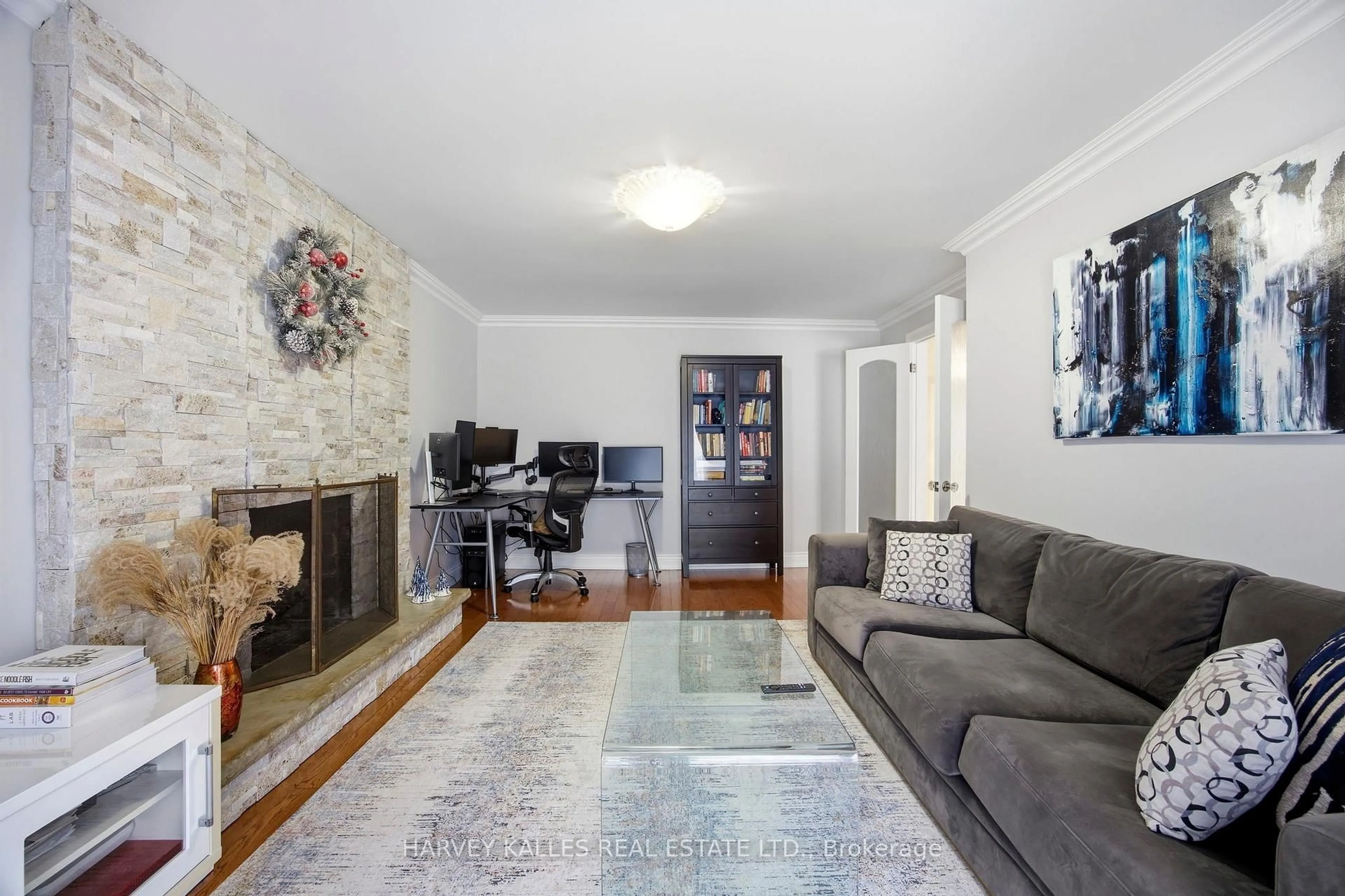 Living room with furniture, unknown for 682 Willowbank Tr, Mississauga Ontario L4W 3L8