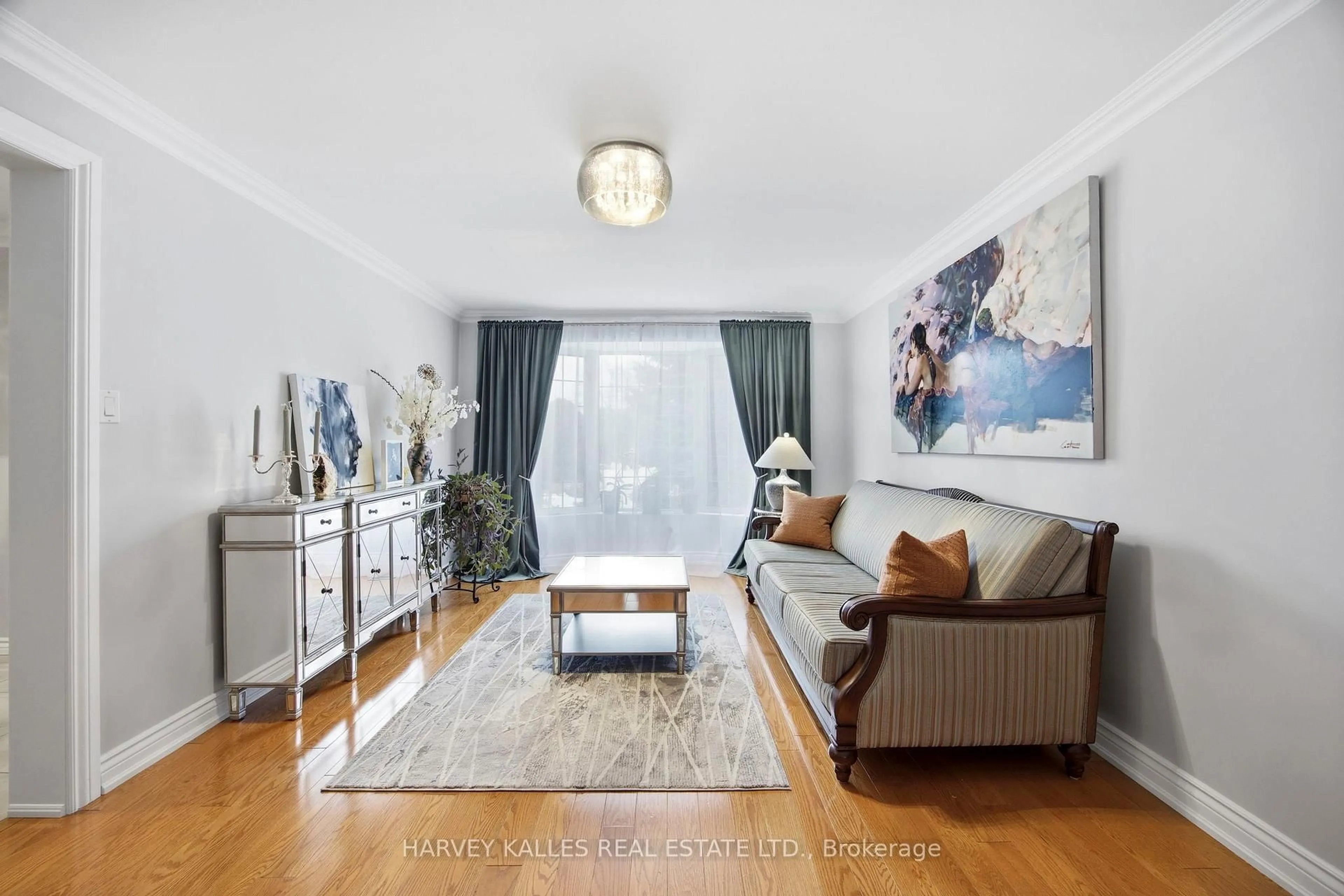 Living room with furniture, wood/laminate floor for 682 Willowbank Tr, Mississauga Ontario L4W 3L8