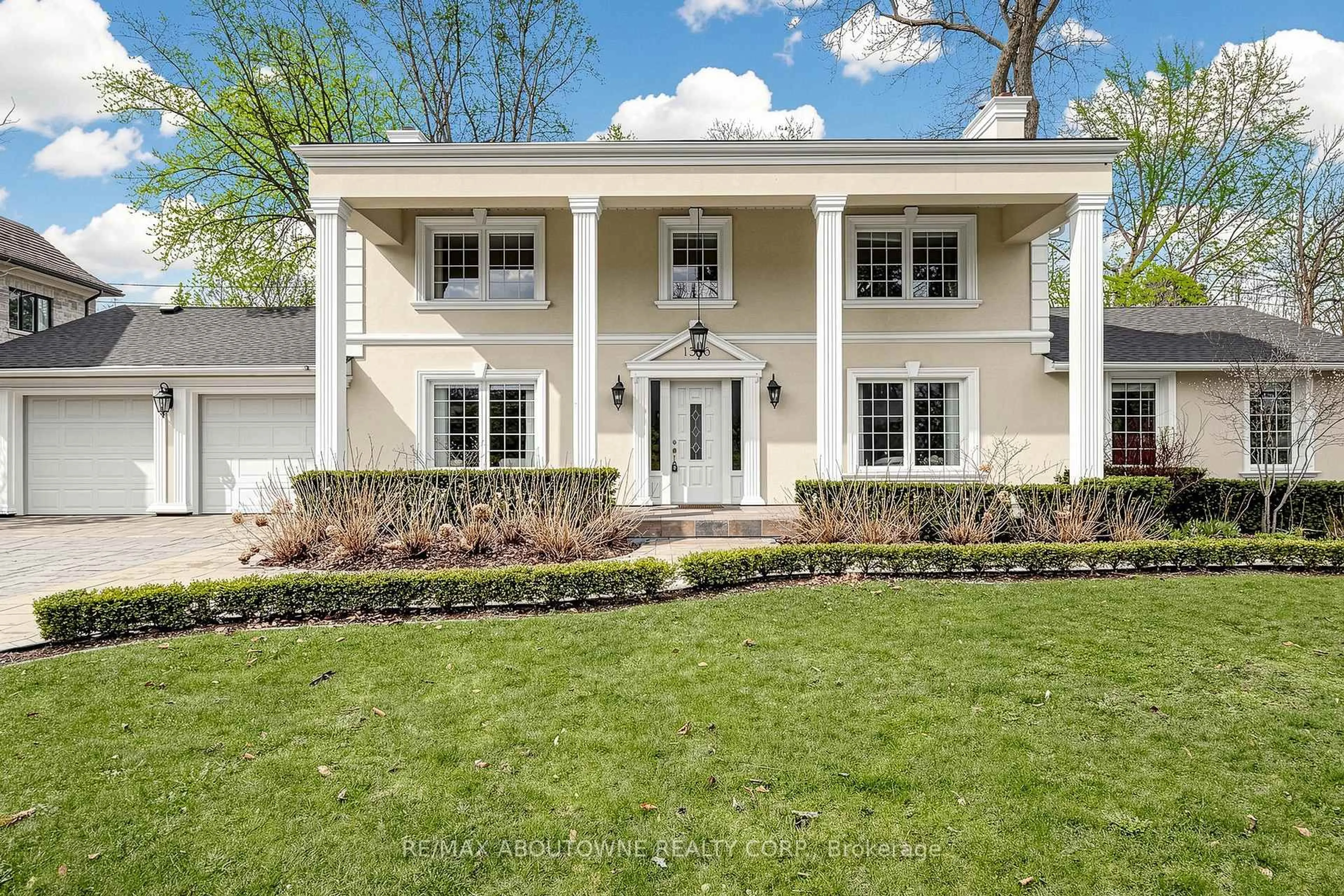 Home with vinyl exterior material, street for 1316 Cambridge Dr, Oakville Ontario L6J 1S3